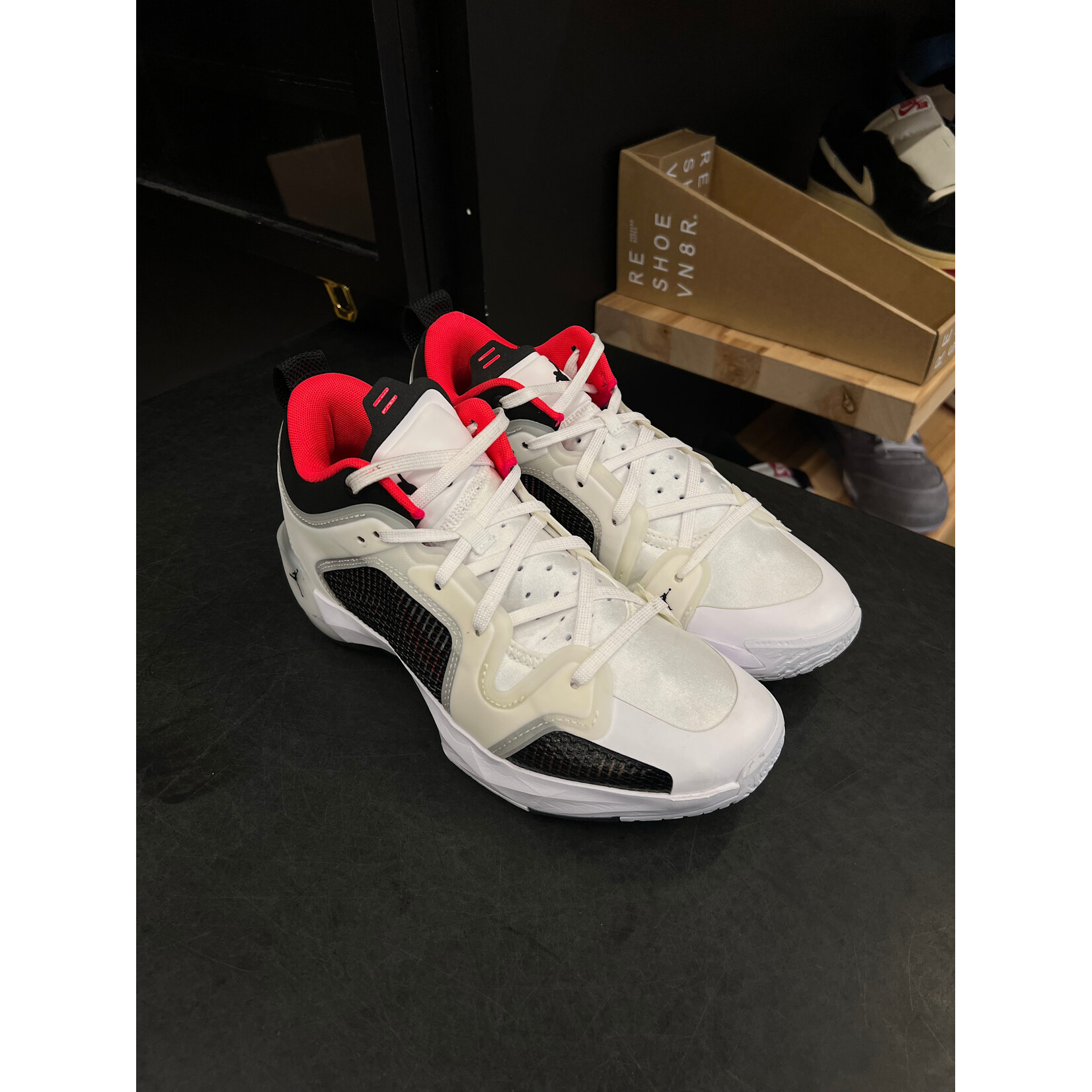 Jordan Jordan 37 Low Siren Red Size 8.5, PREOWNED