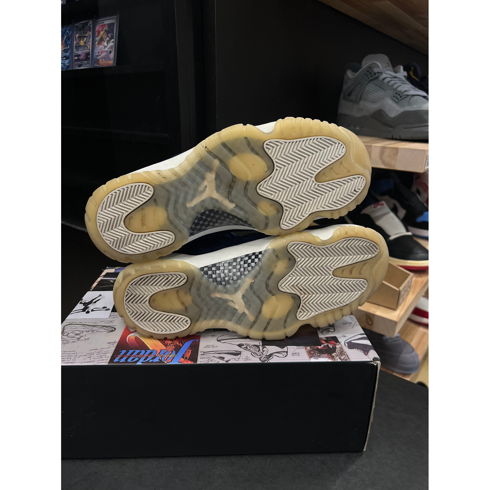 Jordan Jordan 11 Retro Low Derek Jeter RE2PECT Size 10, PREOWNED