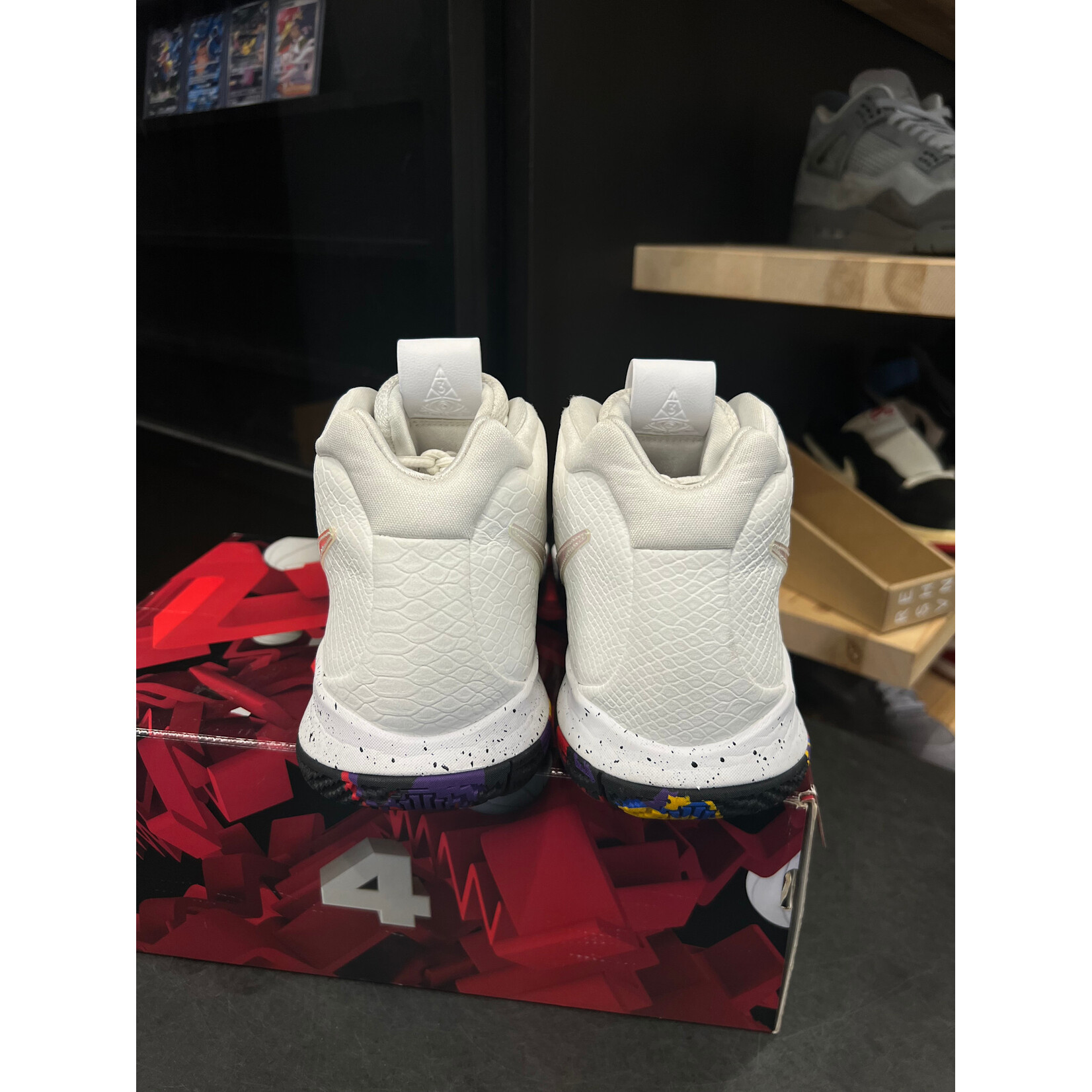 Nike Nike Kyrie 4 NCAA Size 12, PREOWNED