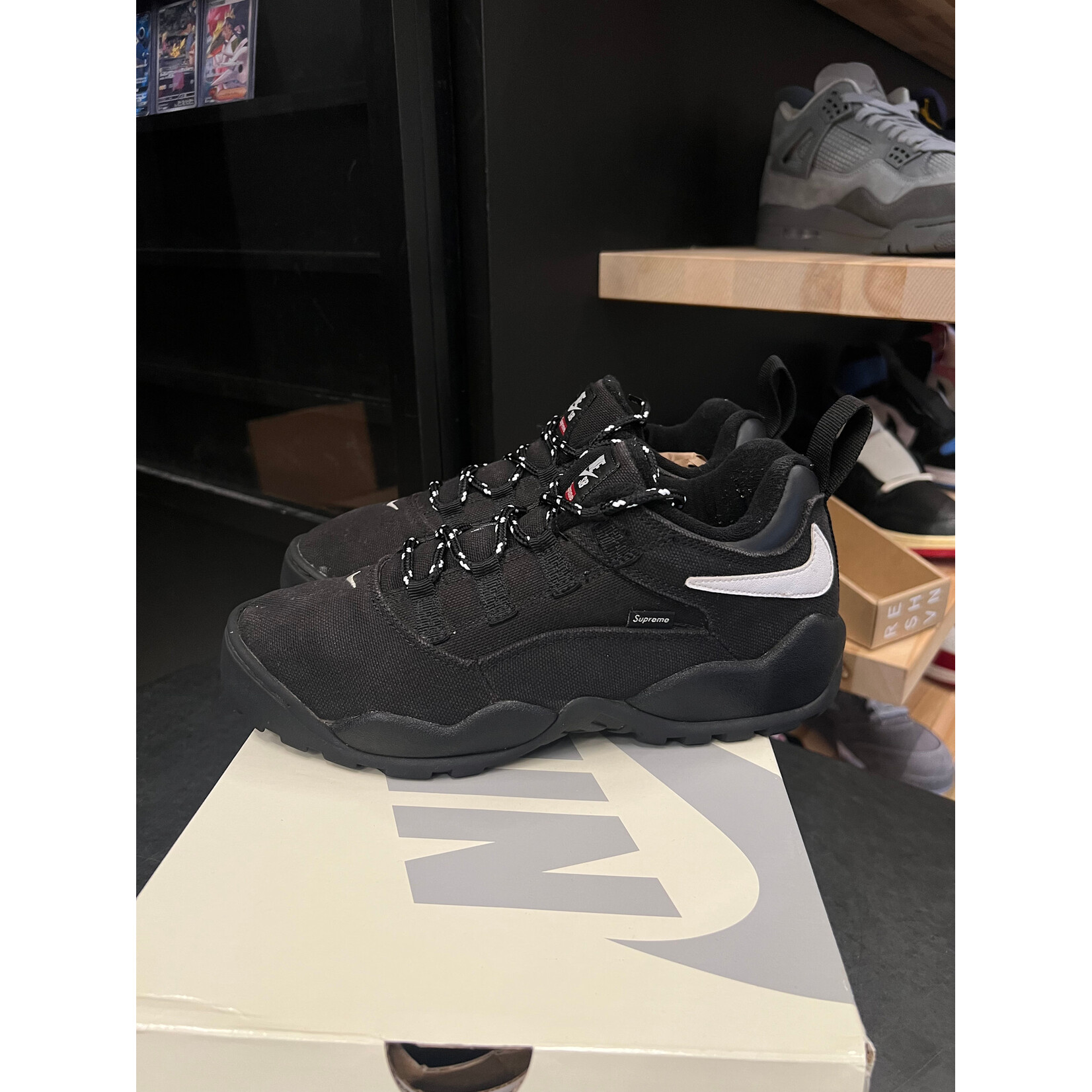 Nike Nike SB Darwin Low Supreme Black Size 9, PREOWNED