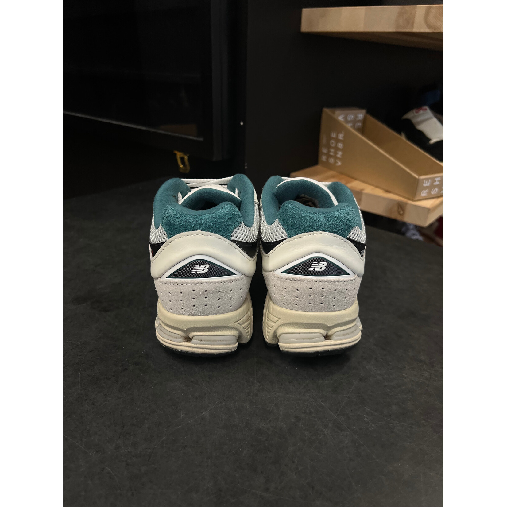 New New Balance 2002R Vintage Teal Pouch Size 9, PREOWNED