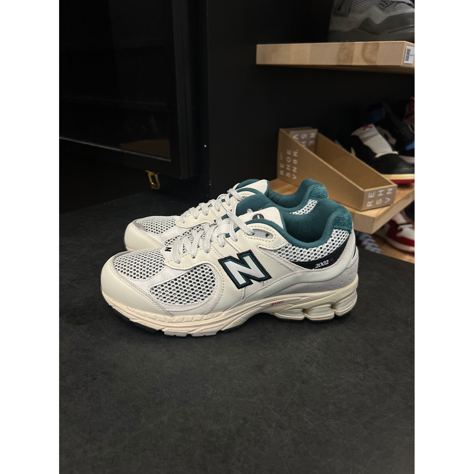 New New Balance 2002R Vintage Teal Pouch Size 9, PREOWNED