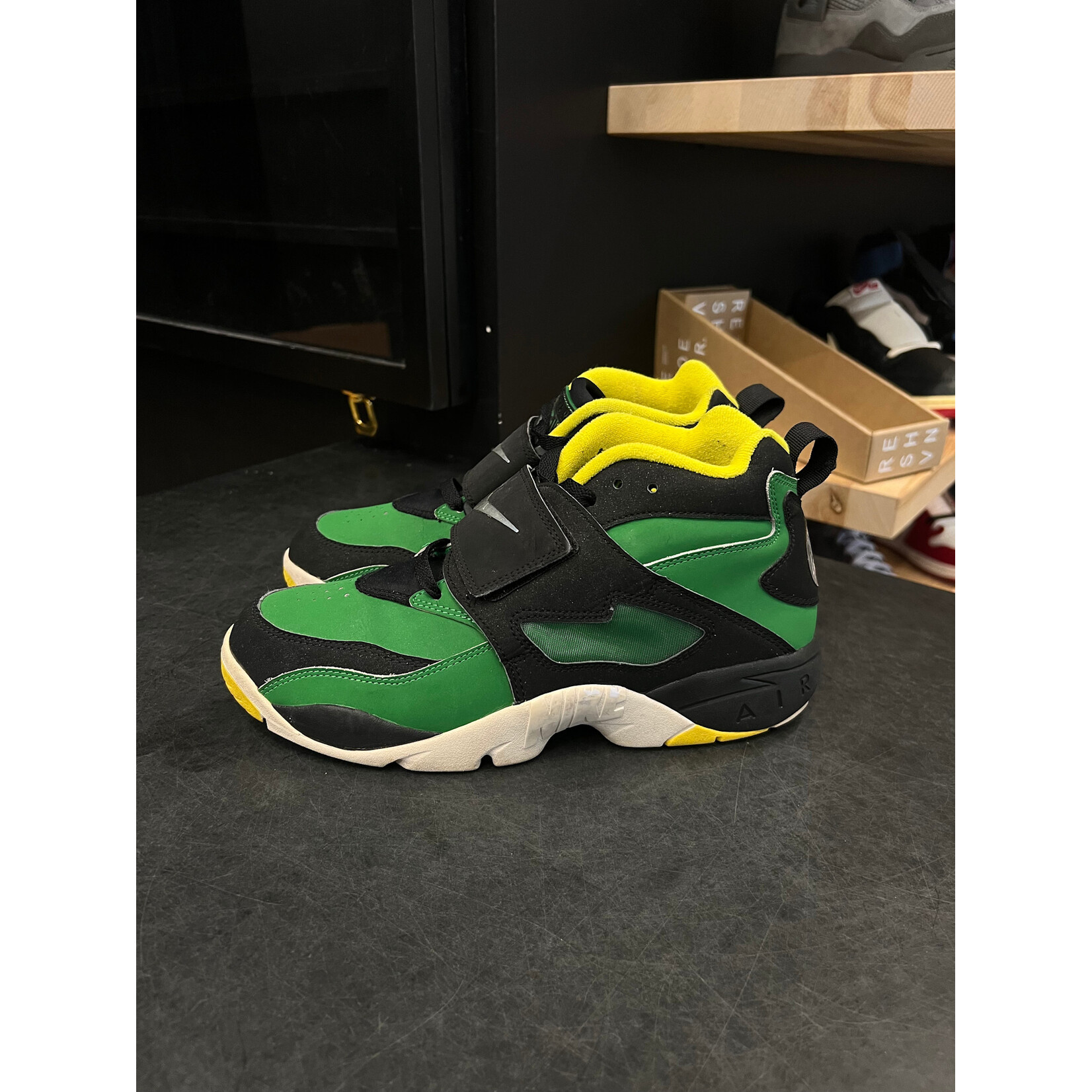 Nike Nike Air Diamond Turf Oregon Ducks (309434-302) Size 8, PREOWNED