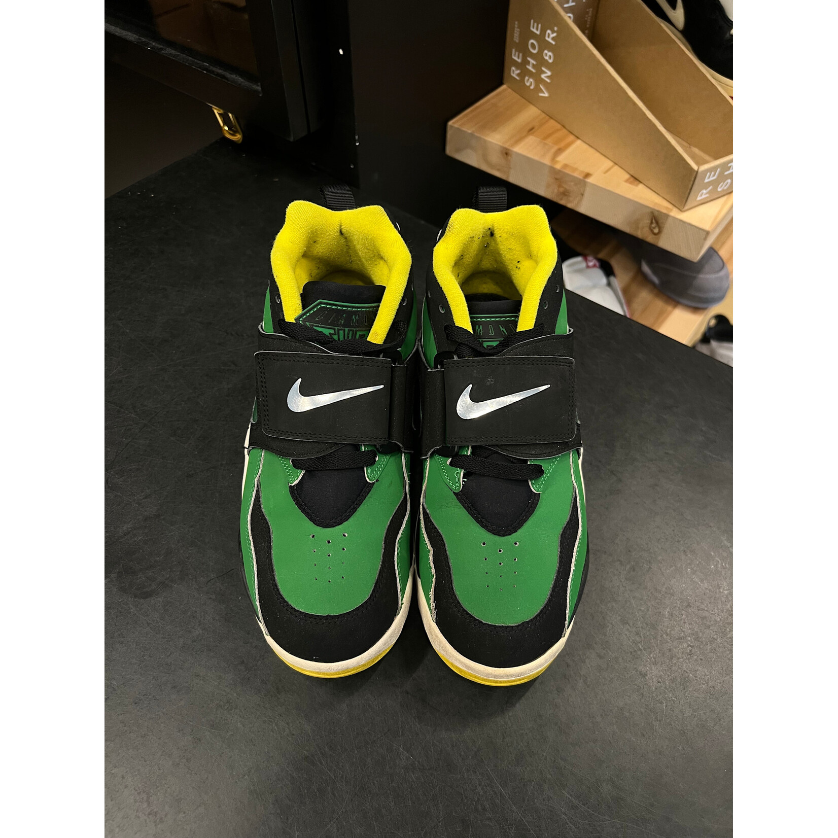 Nike Nike Air Diamond Turf Oregon Ducks (309434-302) Size 8, PREOWNED