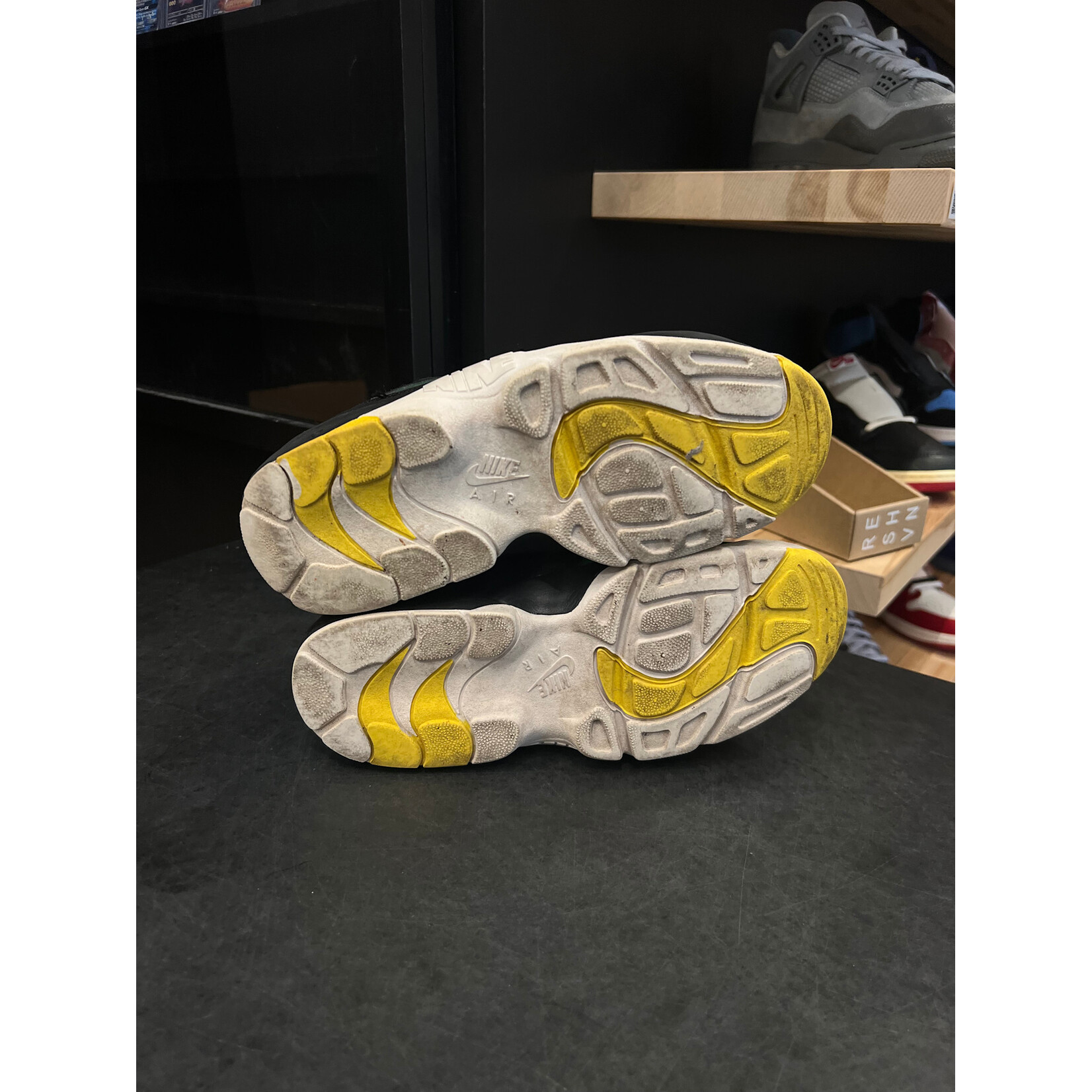 Nike Nike Air Diamond Turf Oregon Ducks (309434-302) Size 8, PREOWNED