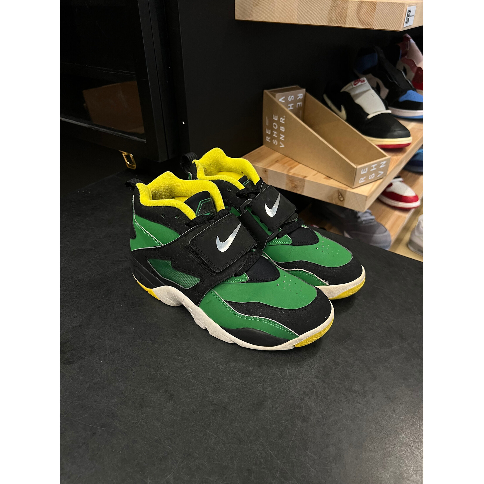 Nike Nike Air Diamond Turf Oregon Ducks (309434-302) Size 8, PREOWNED