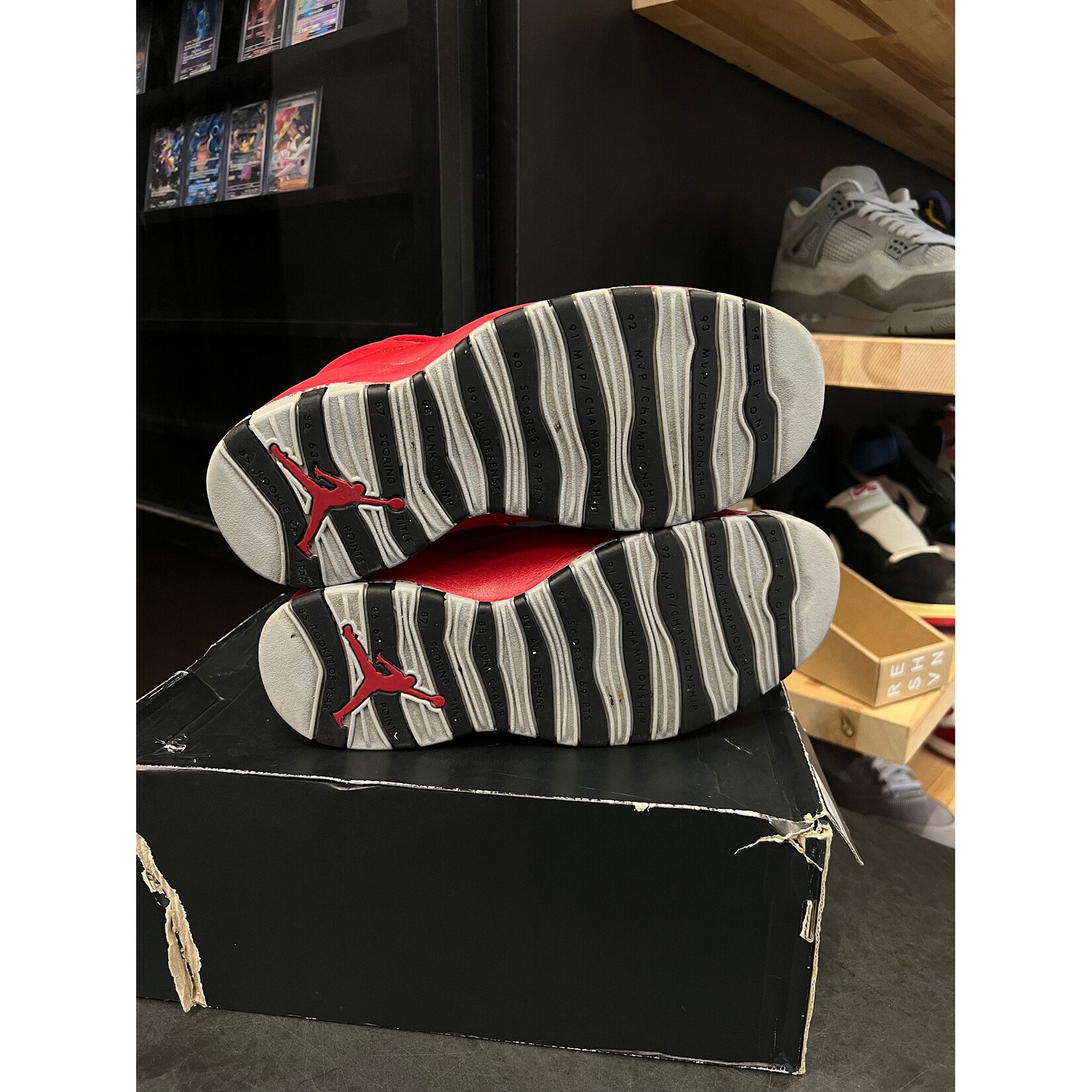 Jordan Jordan 10 Retro Bulls Over Broadway Size 9, PREOWNED