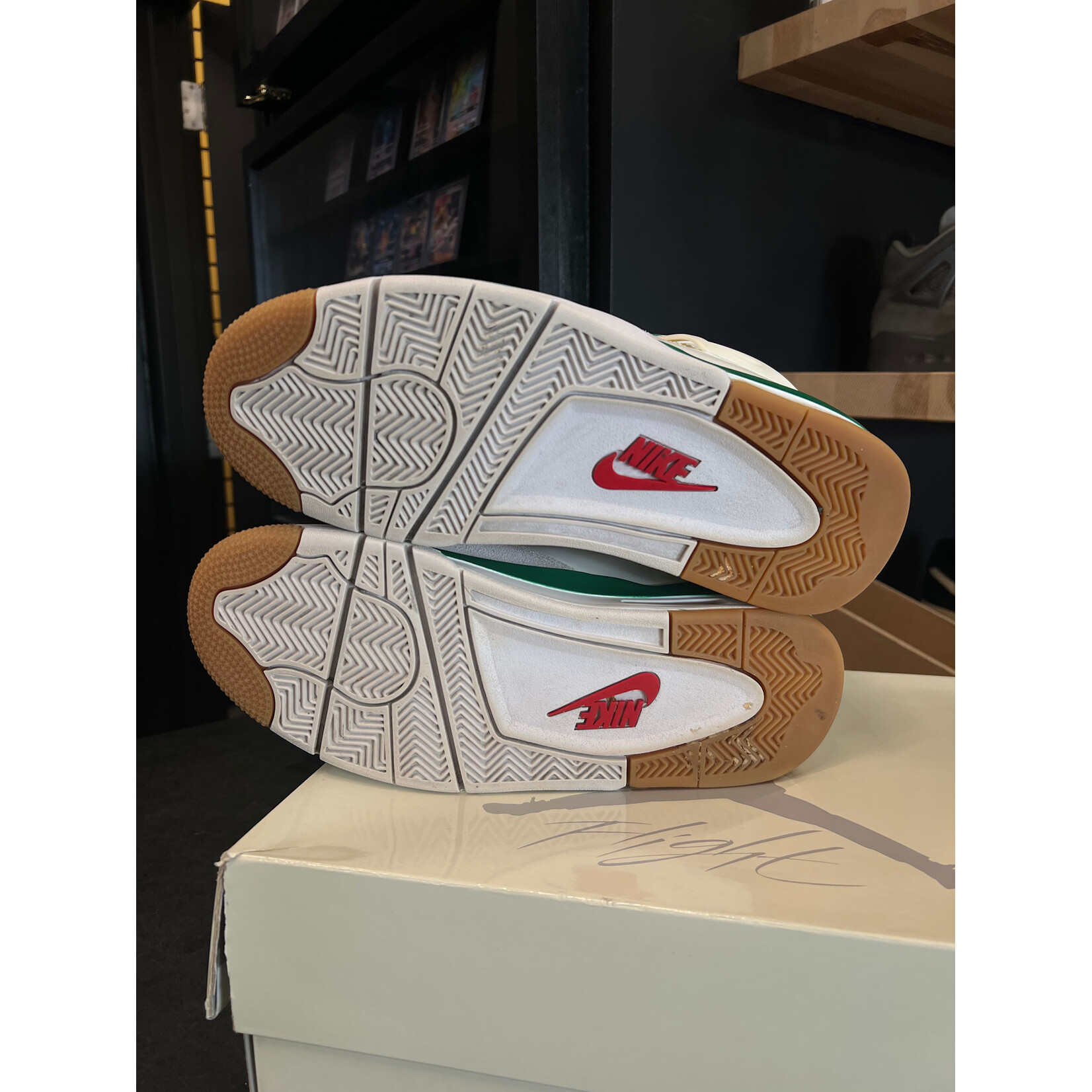 Jordan Jordan 4 Retro SB Pine Green Size 9.5, PREOWNED