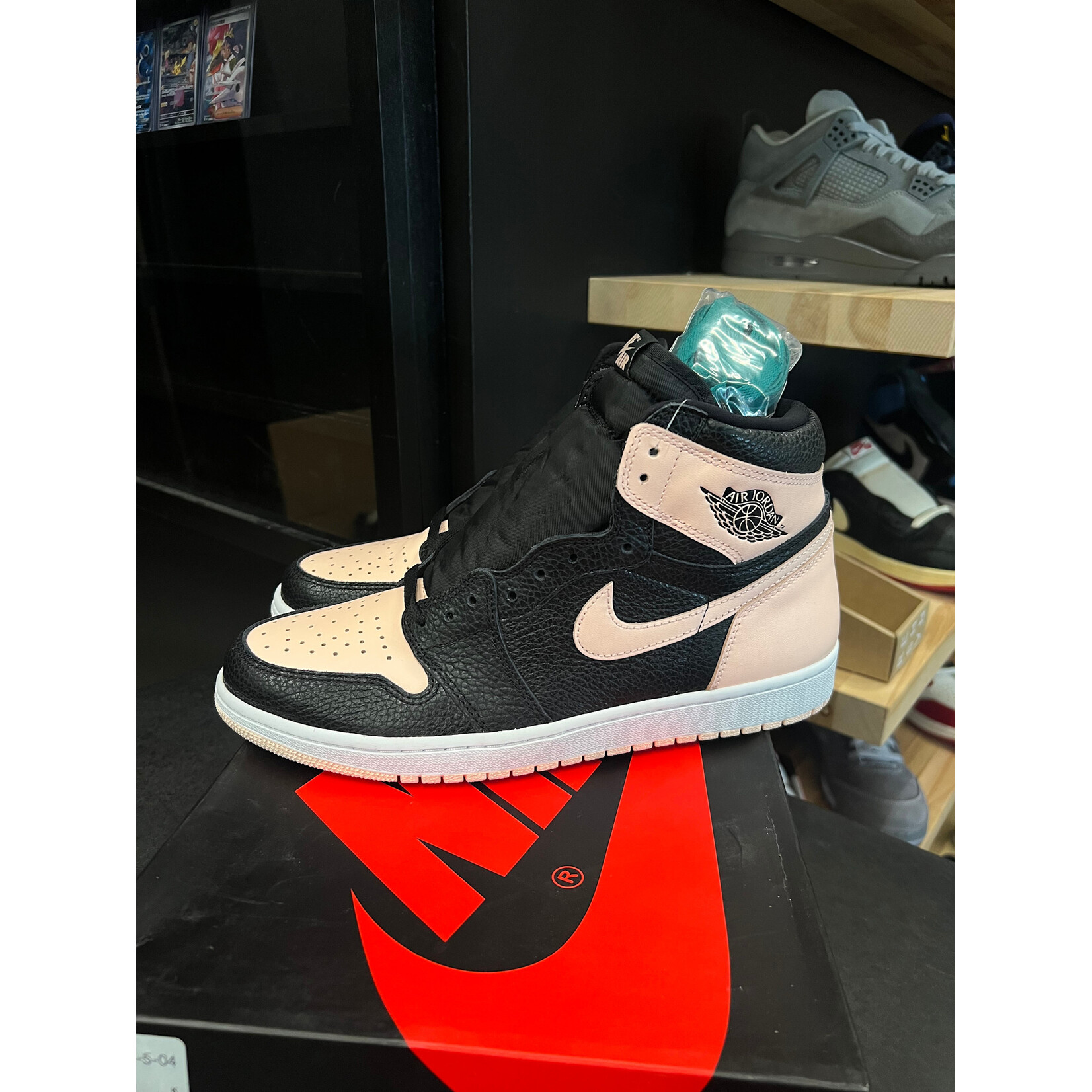 Jordan Jordan 1 Retro High Black Crimson Tint Size 11, PREOWNED PADS TRIED ON CREASED