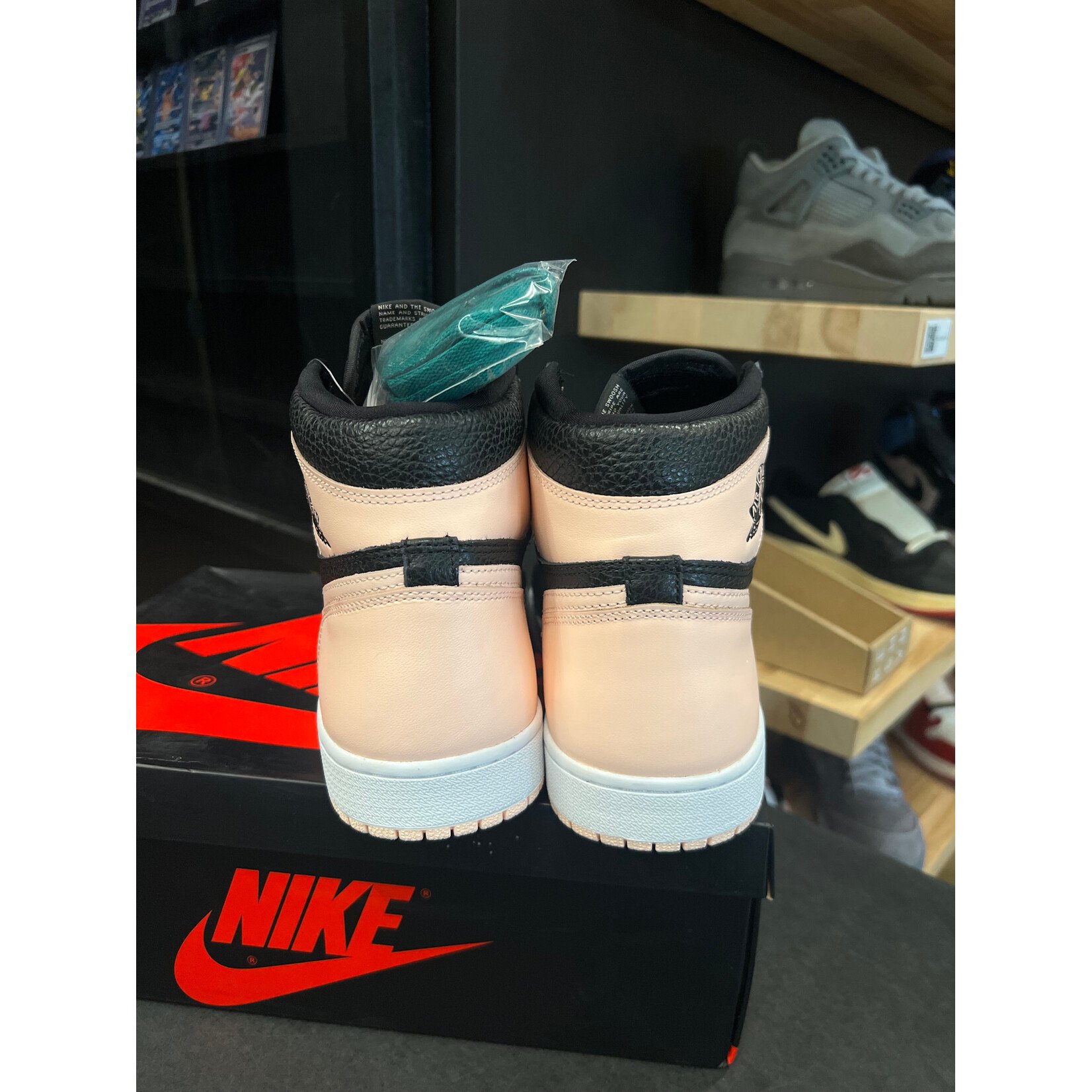 Jordan Jordan 1 Retro High Black Crimson Tint Size 11, PREOWNED PADS TRIED ON CREASED