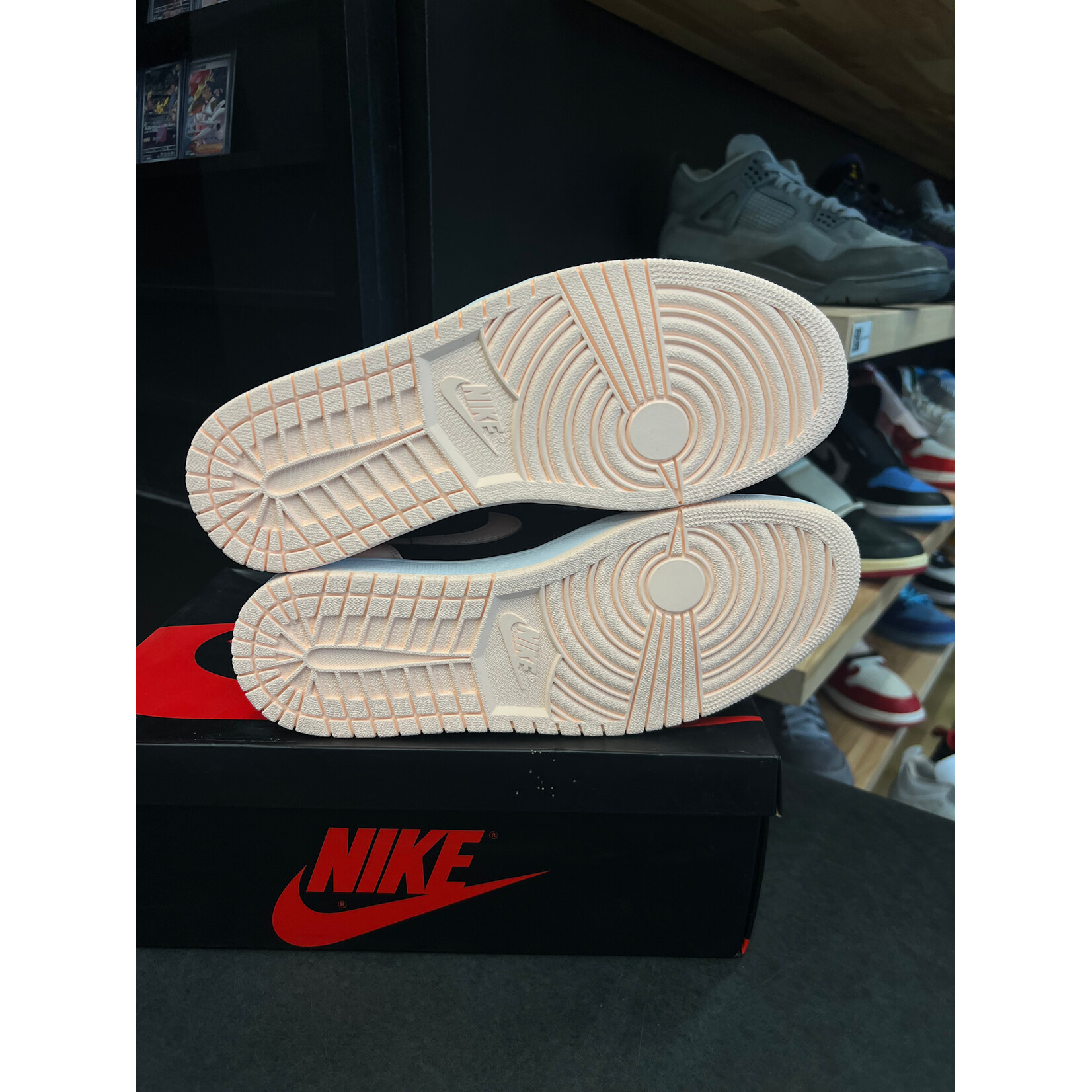 Jordan Jordan 1 Retro High Black Crimson Tint Size 11, PREOWNED PADS TRIED ON CREASED