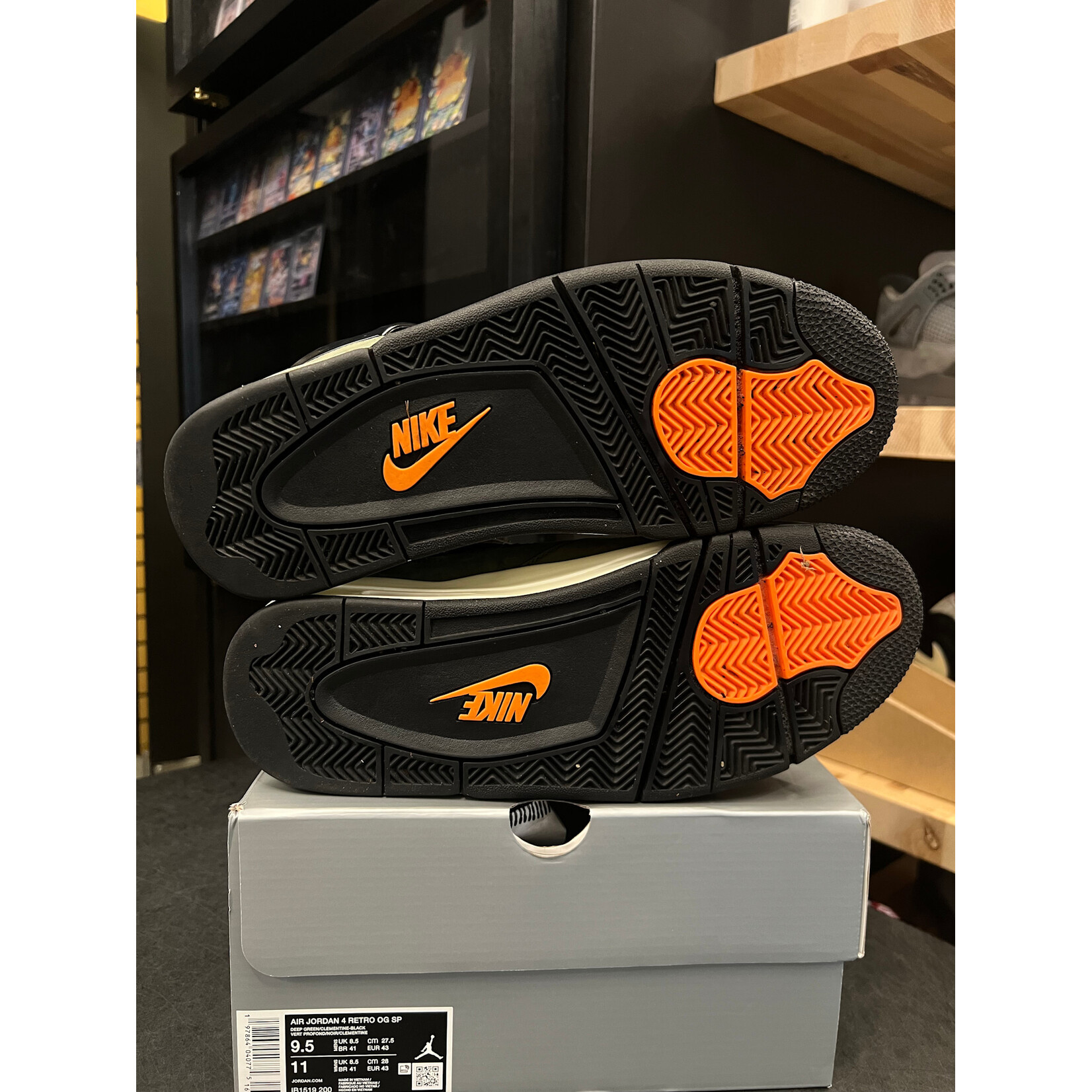 Jordan Jordan 4 Retro OG SP Undefeated (2025) Size 9.5, PREOWNED