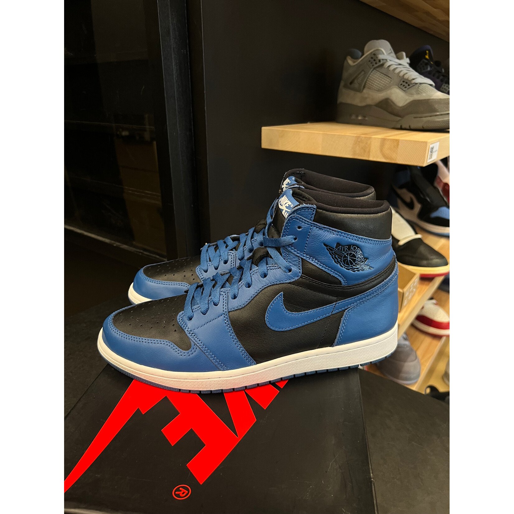 Jordan Jordan 1 Retro High OG Dark Marina Blue Size 11, PREOWNED