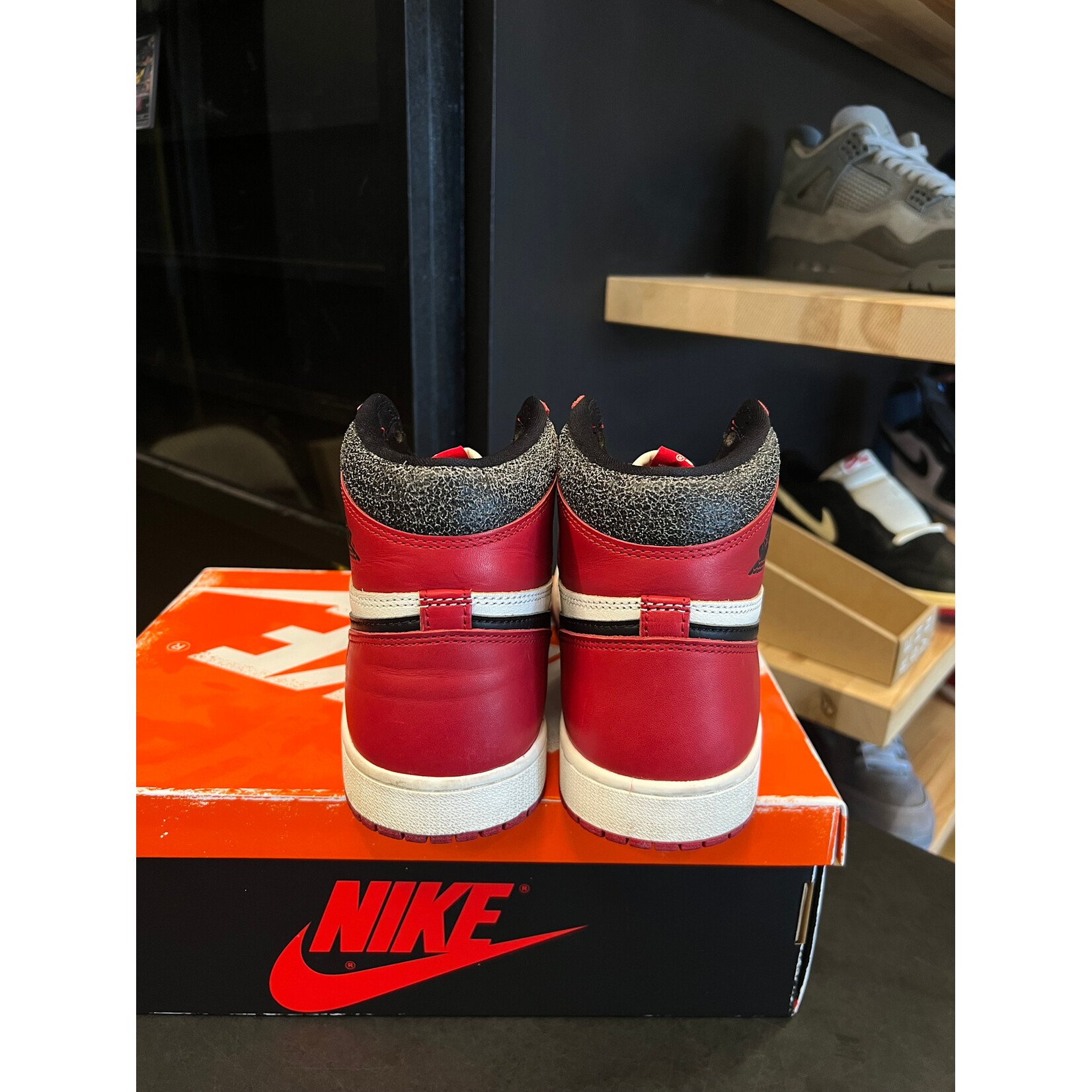Jordan Jordan 1 Retro High OG Chicago Lost and Found Size 9.5, PREOWNED