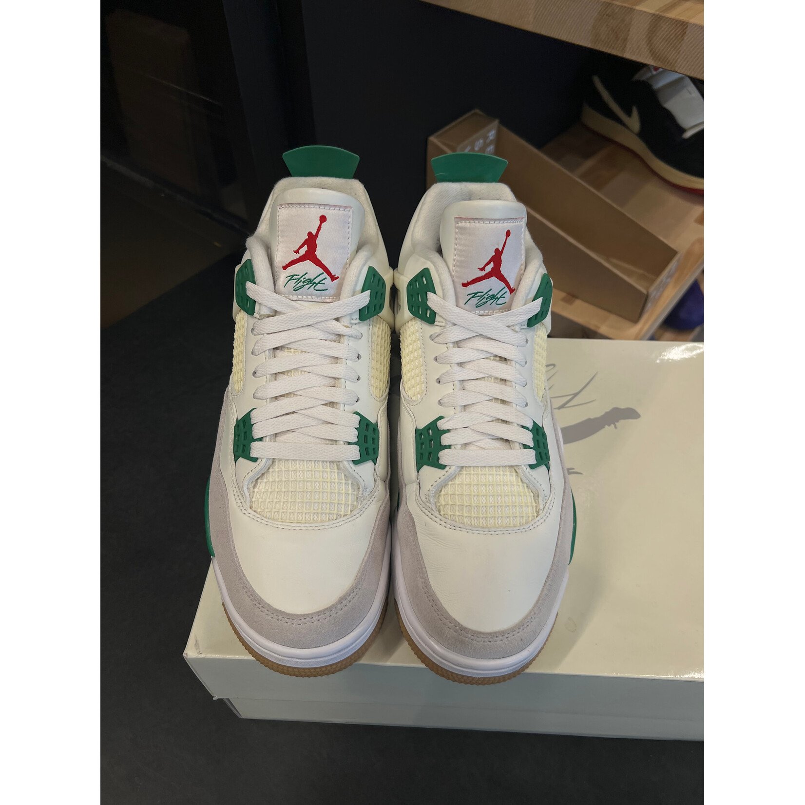 Jordan Jordan 4 Retro SB Pine Green Size 10, PREOWNED
