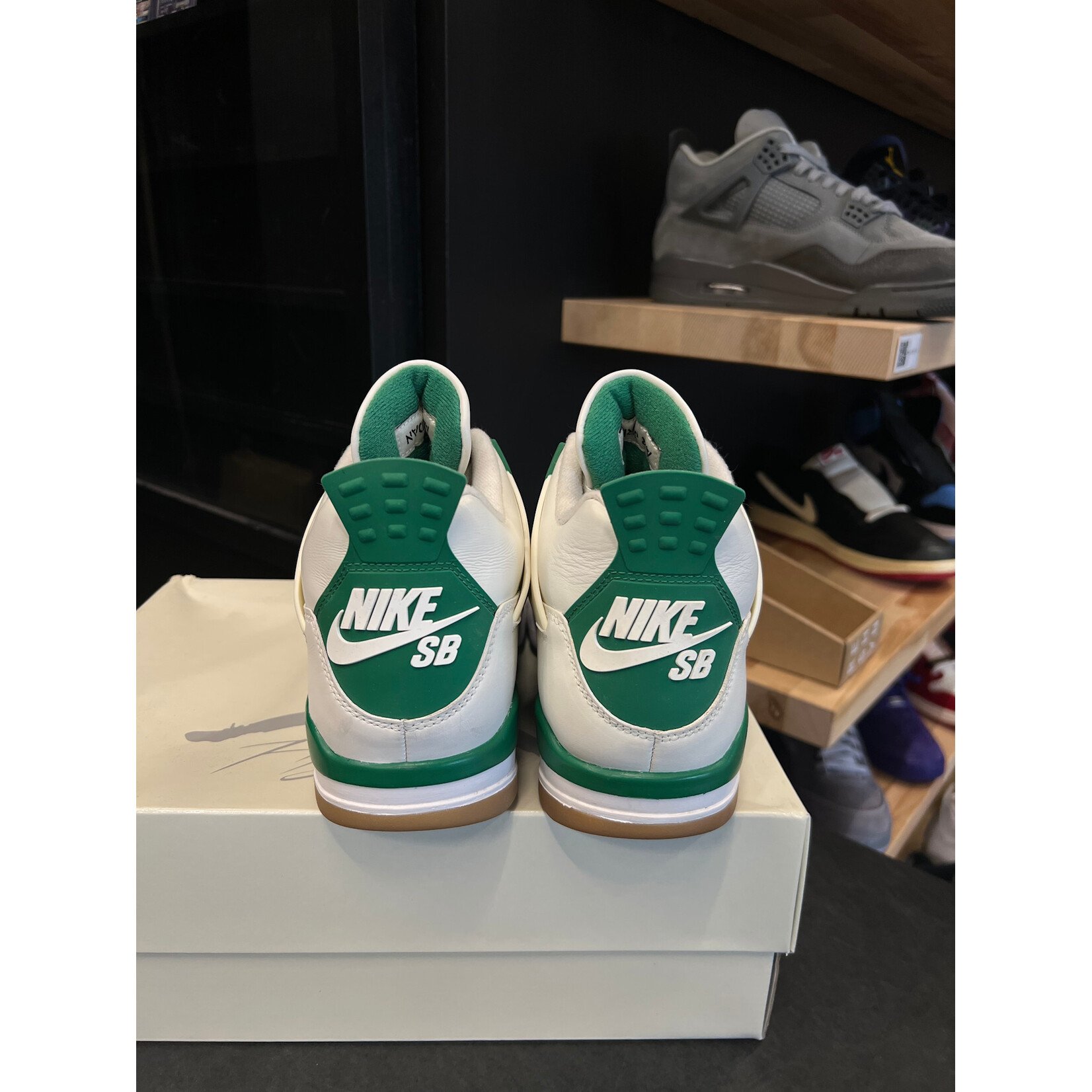 Jordan Jordan 4 Retro SB Pine Green Size 10, PREOWNED