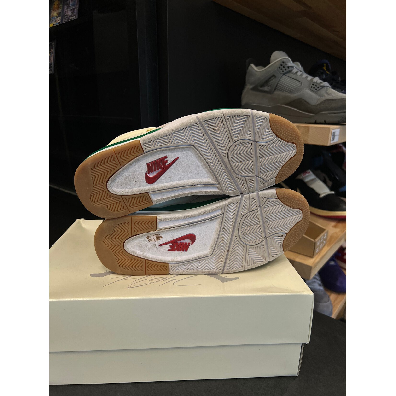 Jordan Jordan 4 Retro SB Pine Green Size 10, PREOWNED