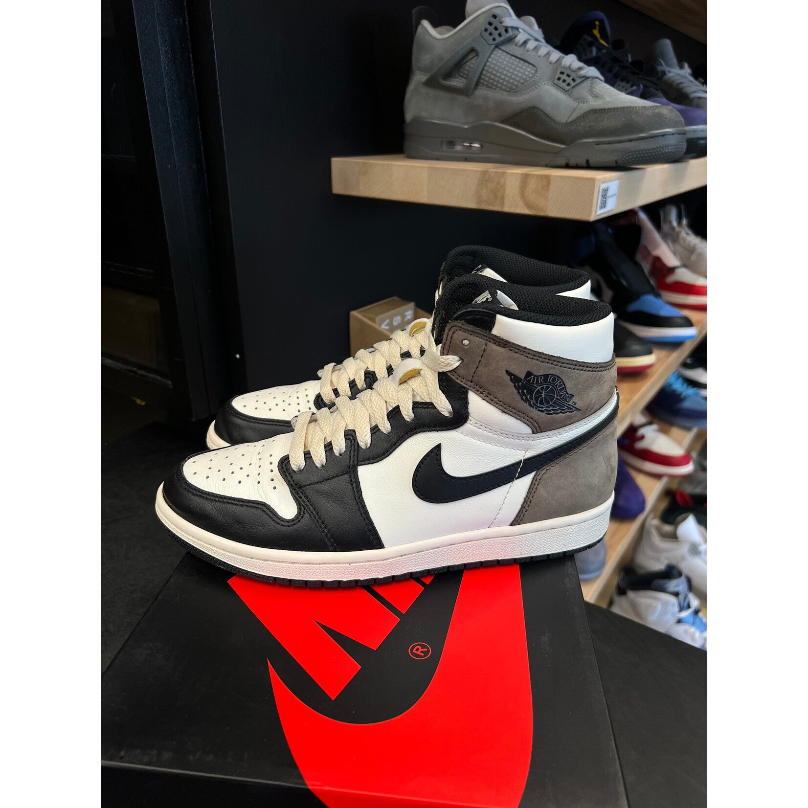 Jordan Jordan 1 Retro High Dark Mocha Size 8.5, PREOWNED