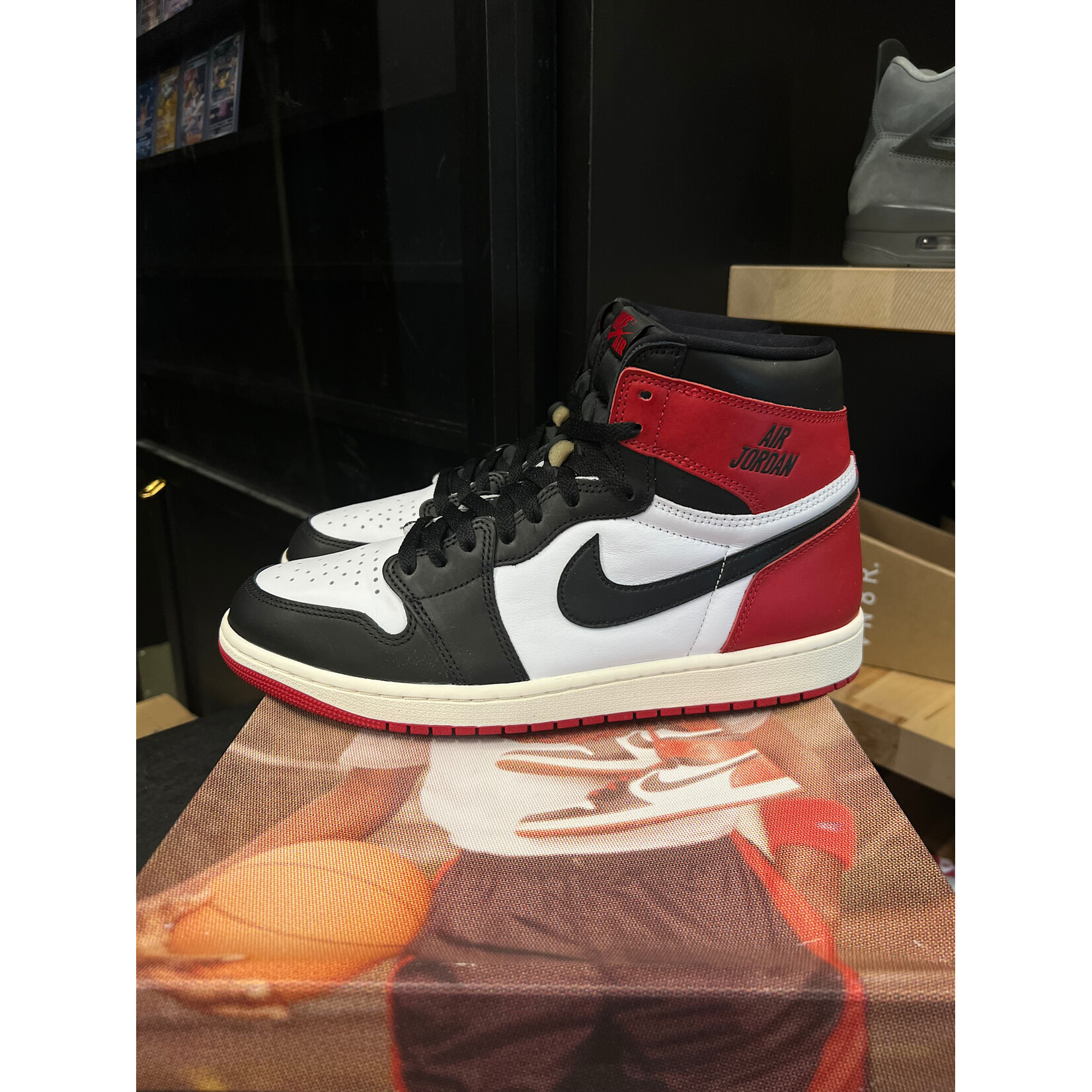 Jordan Jordan 1 Retro High OG Black Toe Reimagined Size 11, PREOWNED