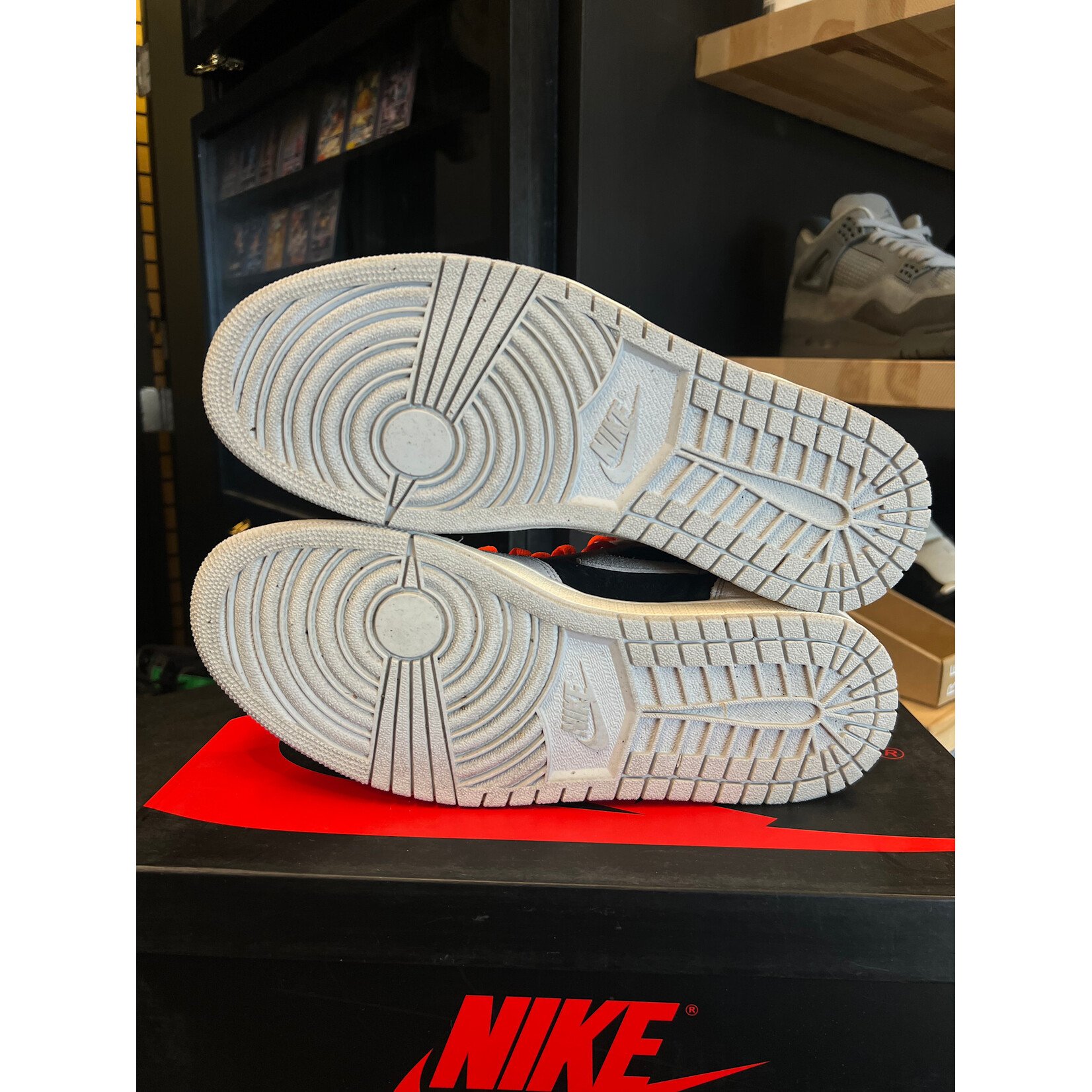 Jordan Jordan 1 Retro High Neutral Grey Hyper Crimson Size 10, PREOWNED