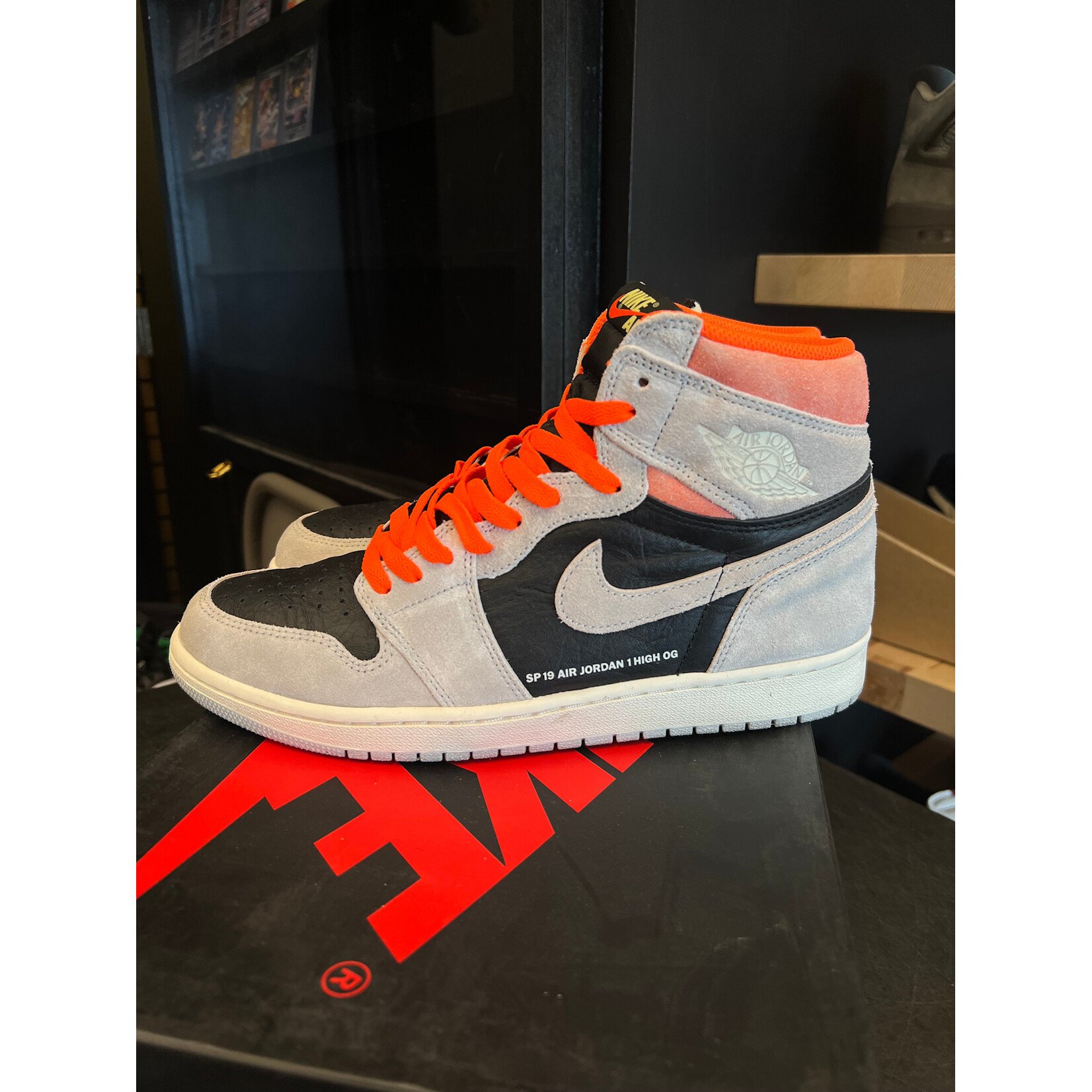 Jordan Jordan 1 Retro High Neutral Grey Hyper Crimson Size 10, PREOWNED