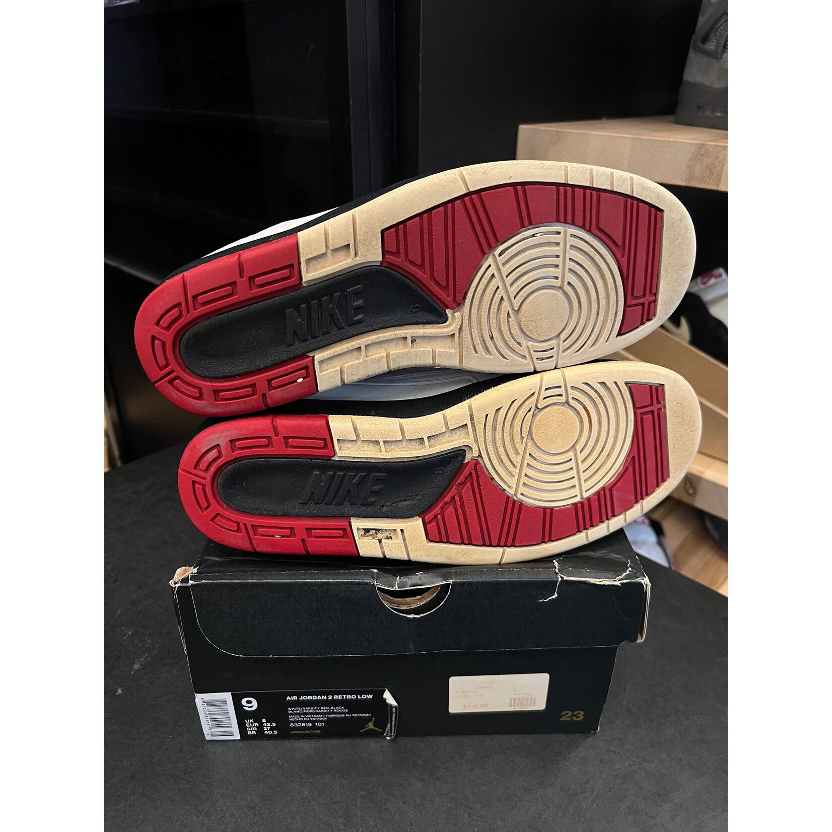 Jordan Jordan 2 Retro Low Chicago (2016) Size 9, PREOWNED