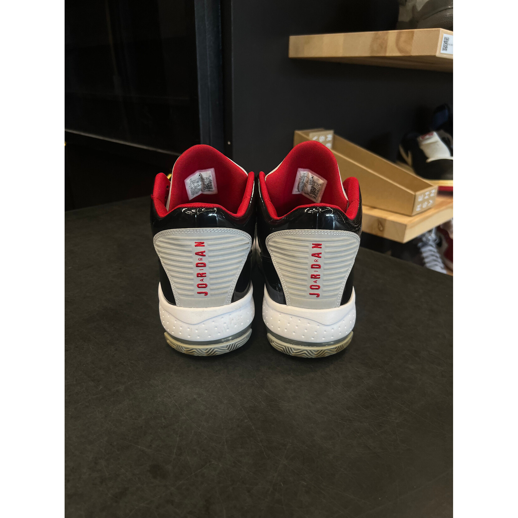 Jordan Jordan Max Aura 2 Black Cement Size 11, PREOWNED