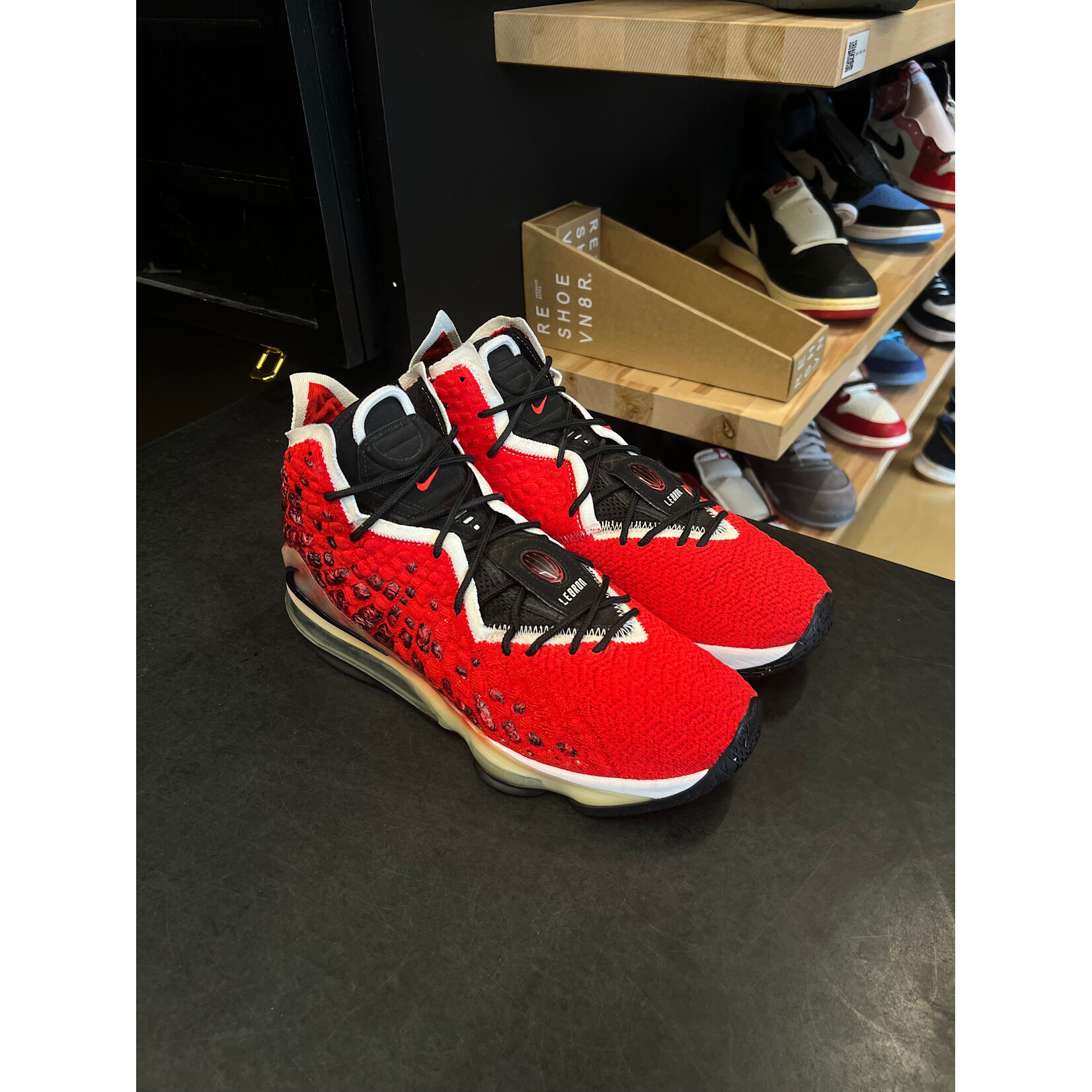 Nike Nike LeBron 17 Uptempo Size 11.5, PREOWNED