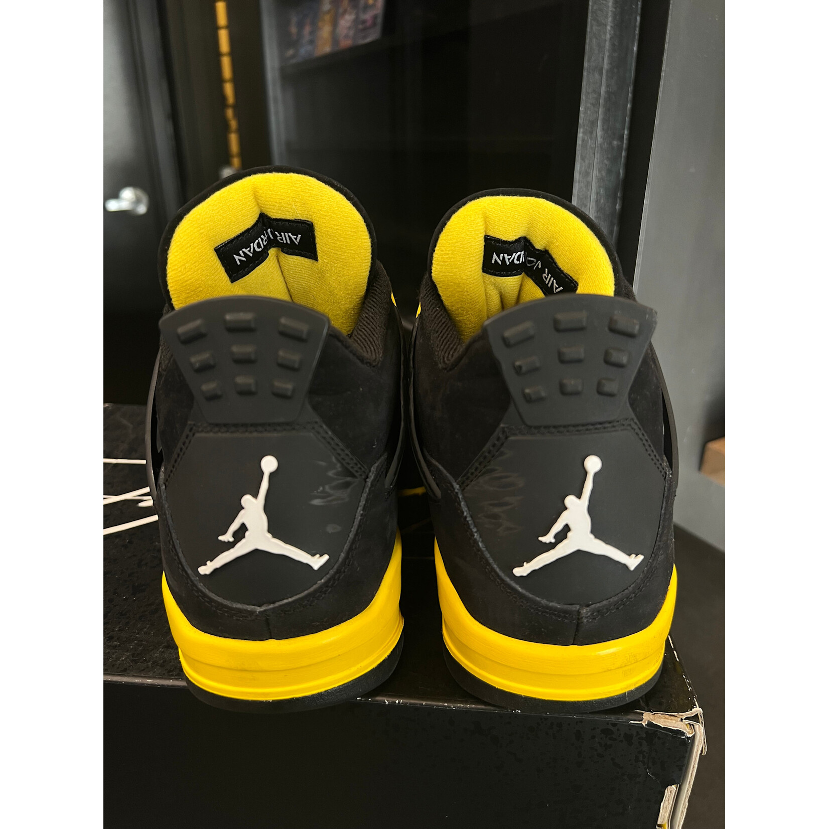 Jordan Jordan 4 Retro Thunder (2023) Size 10.5, PREOWNED