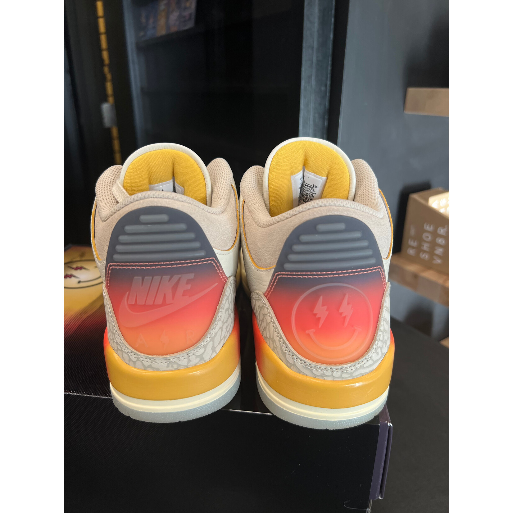 Jordan Jordan 3 Retro SP J Balvin Medellín Sunset Size 9, PREOWNED