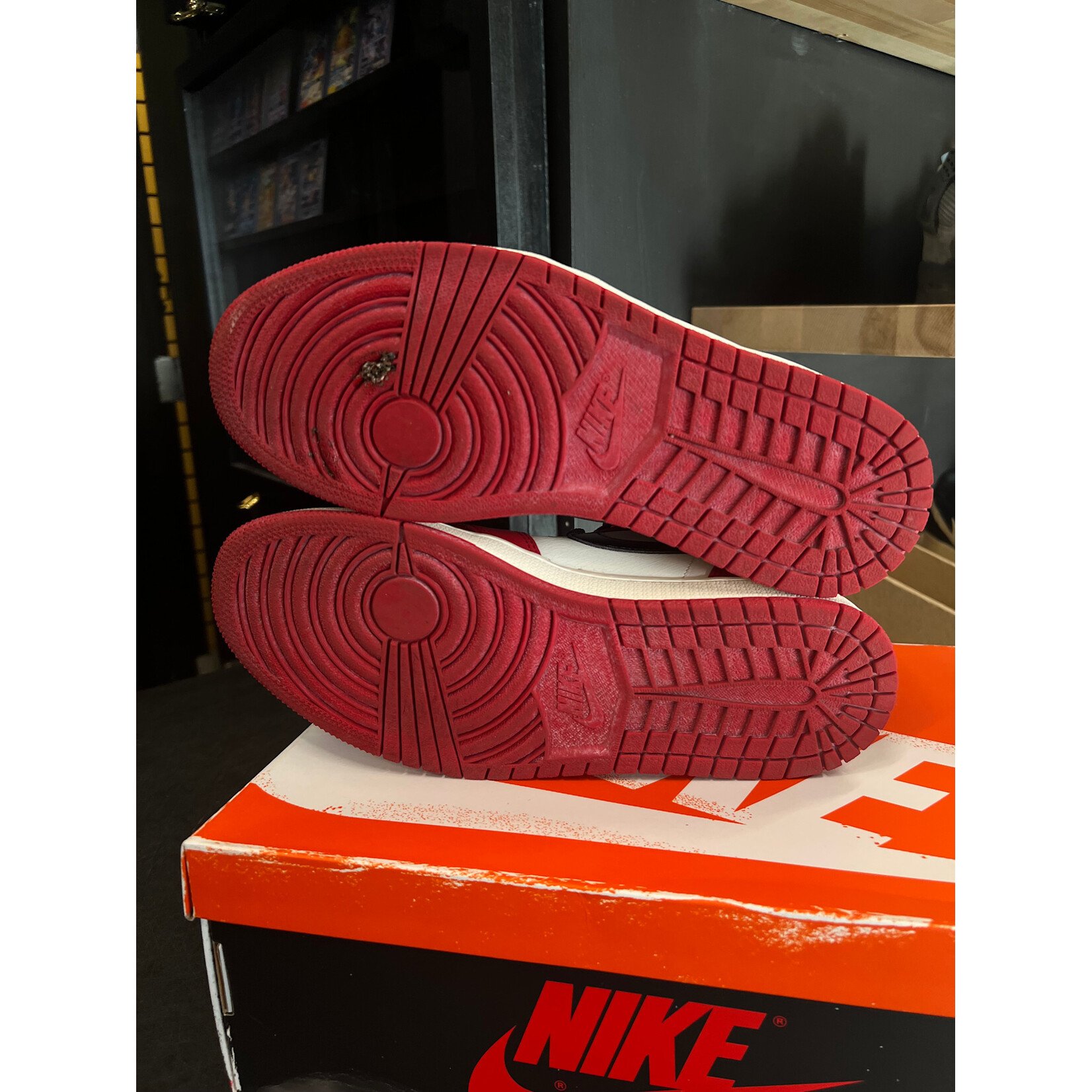 Jordan Jordan 1 Retro High OG Chicago Lost and Found Size 9, PREOWNED