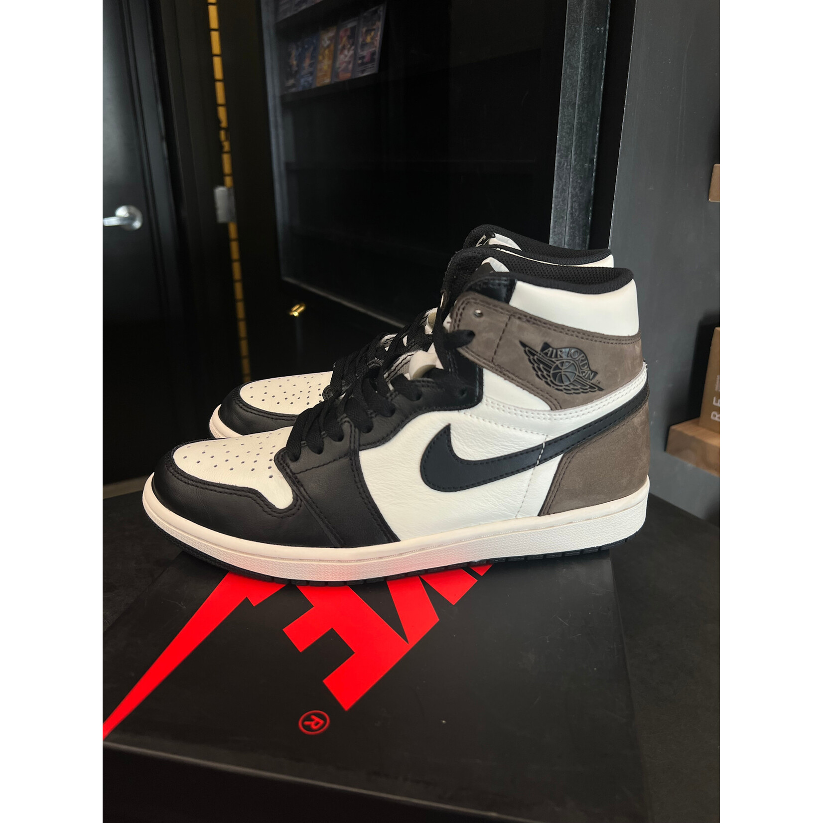 Jordan Jordan 1 Retro High Dark Mocha Size 9, PREOWNED