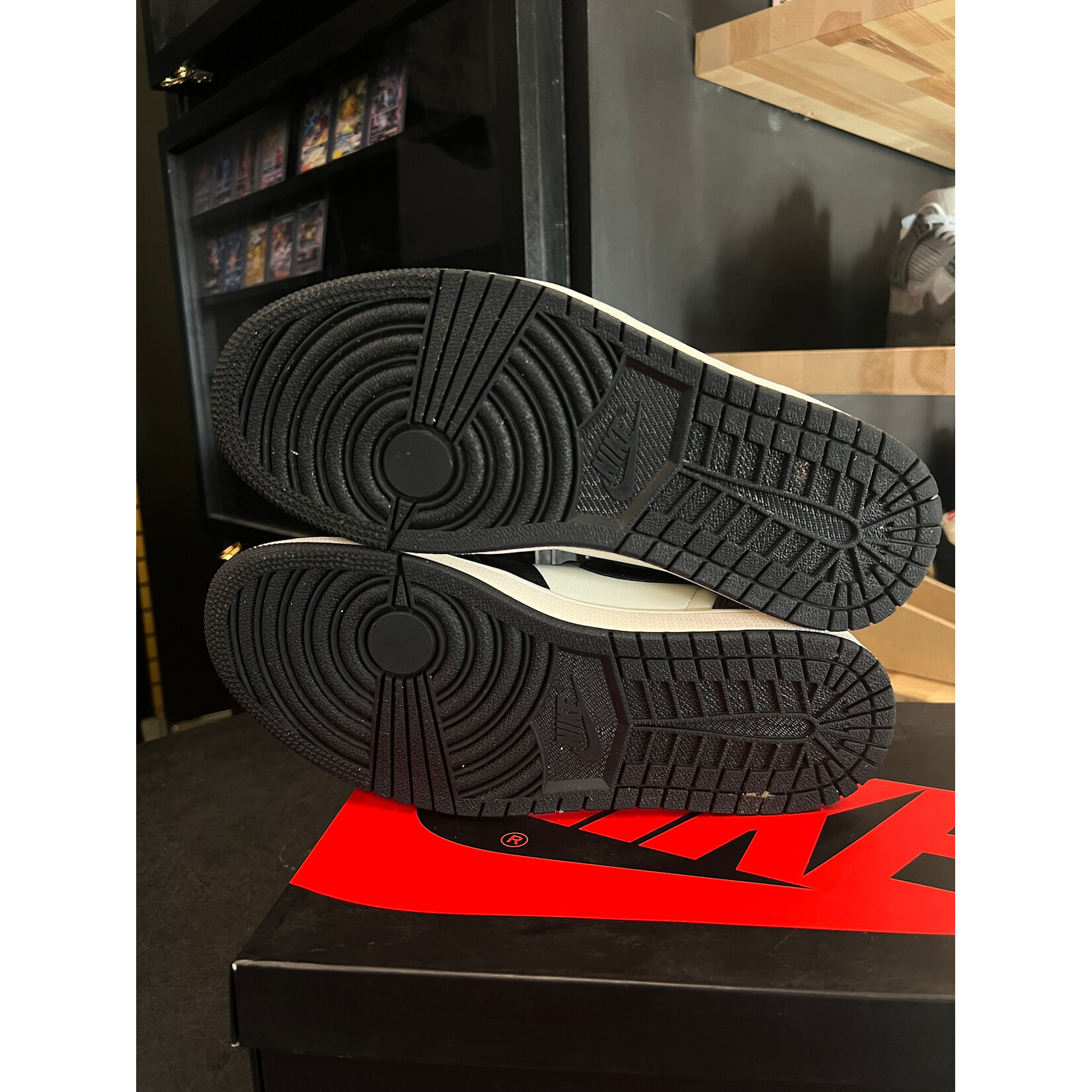 Jordan Jordan 1 Retro High Dark Mocha Size 9, PREOWNED