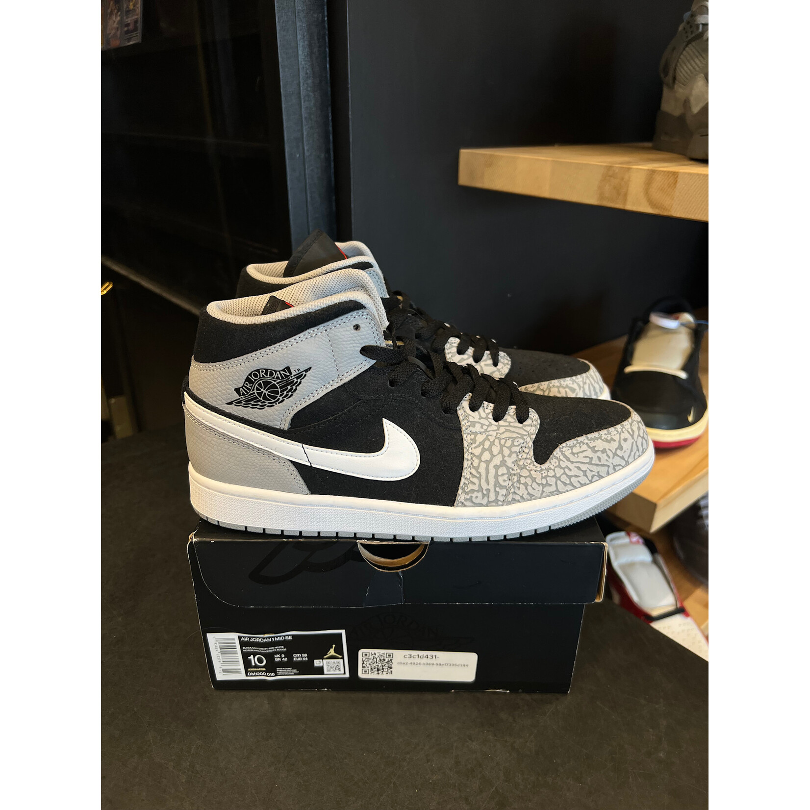 Jordan Jordan 1 Mid SE Elephant Print Size 10, PREOWNED