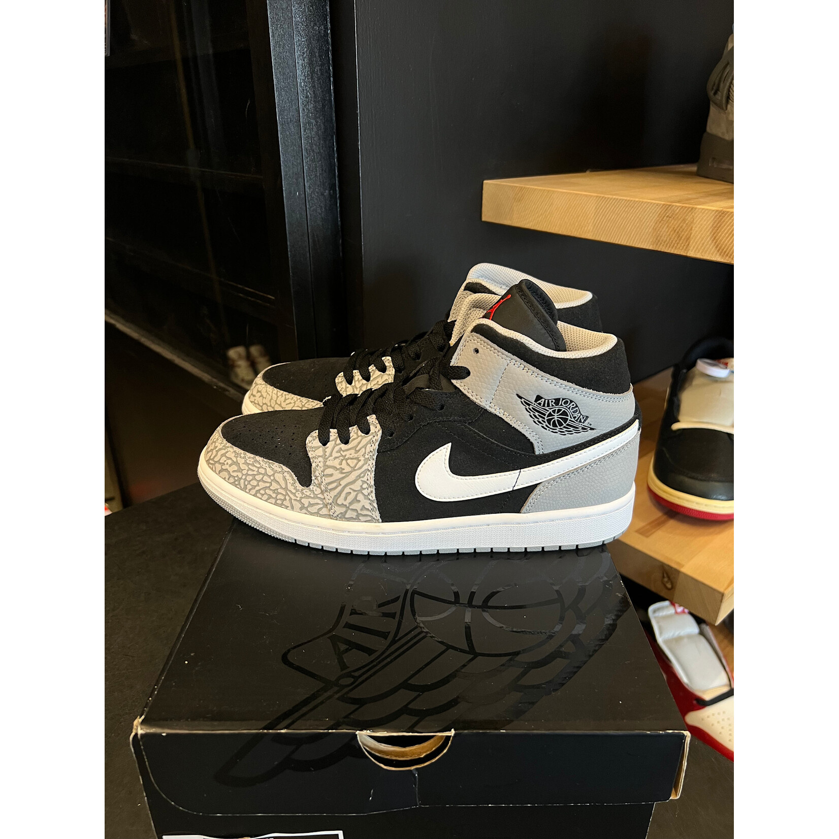 Jordan Jordan 1 Mid SE Elephant Print Size 10, PREOWNED