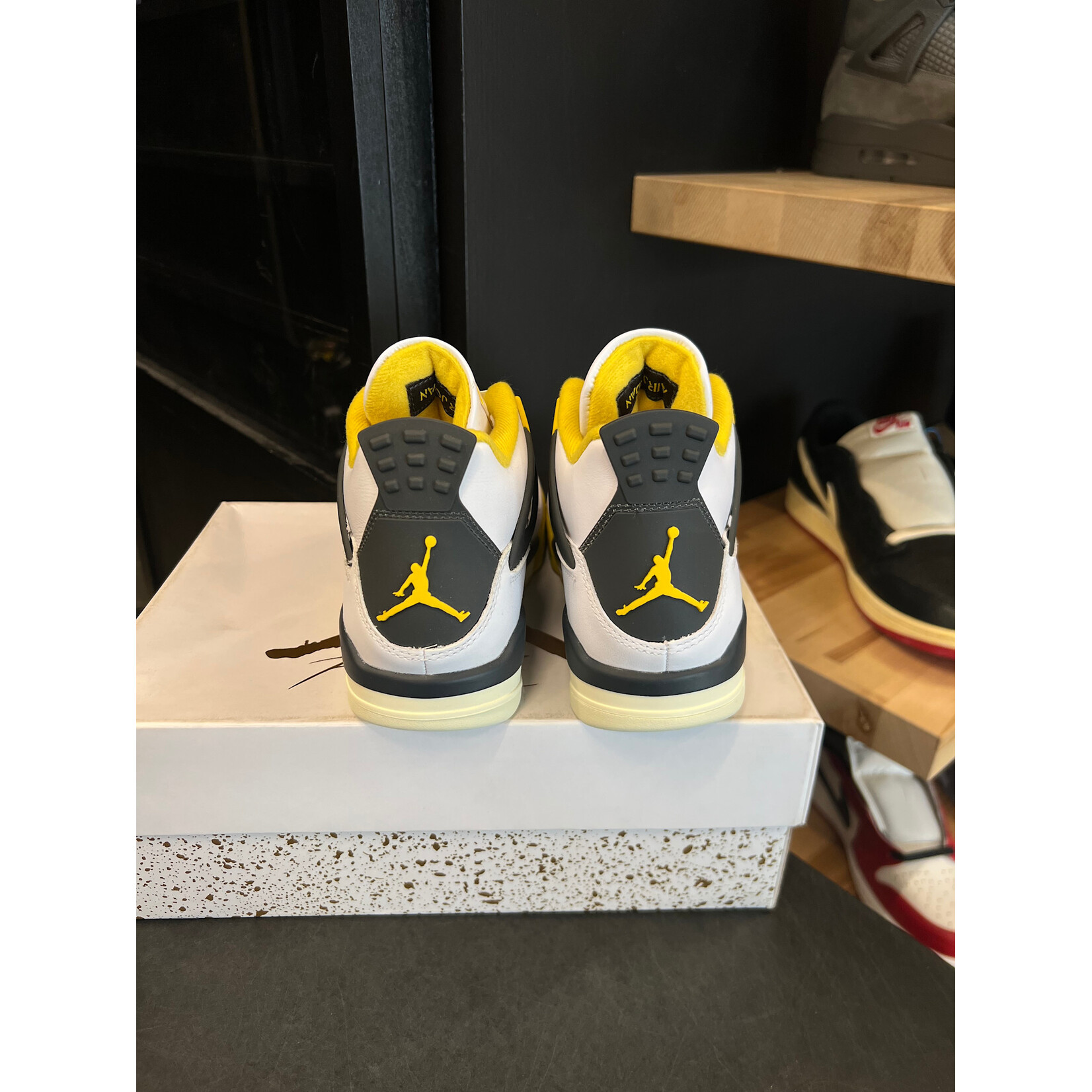 Jordan Jordan 4 Retro Vivid Sulfur (Women's) Size 7W, PREOWNED PADS TRIED ON