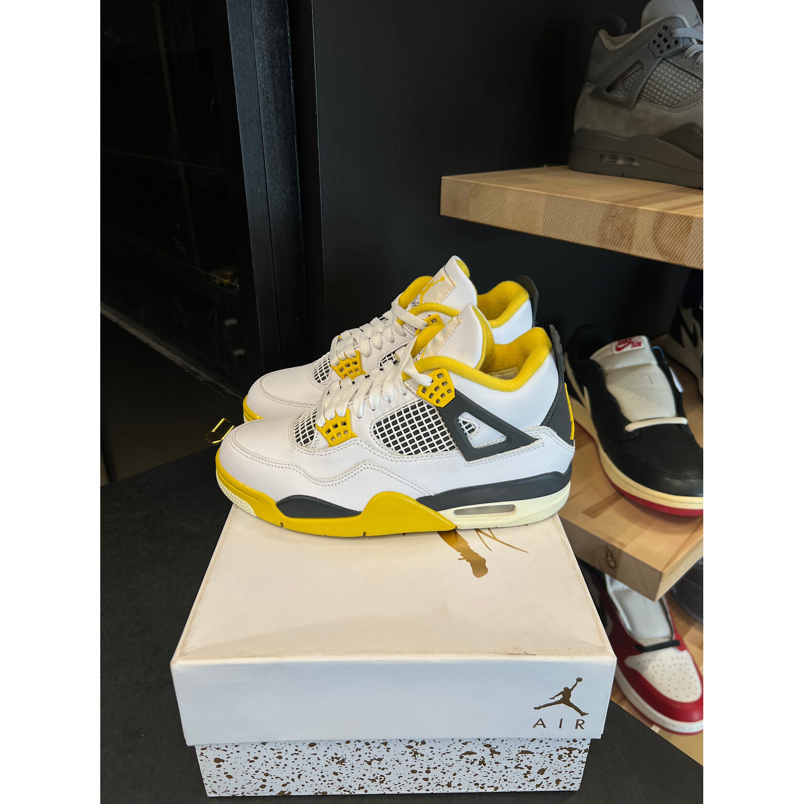 Jordan Jordan 4 Retro Vivid Sulfur (Women's) Size 7W, PREOWNED PADS TRIED ON