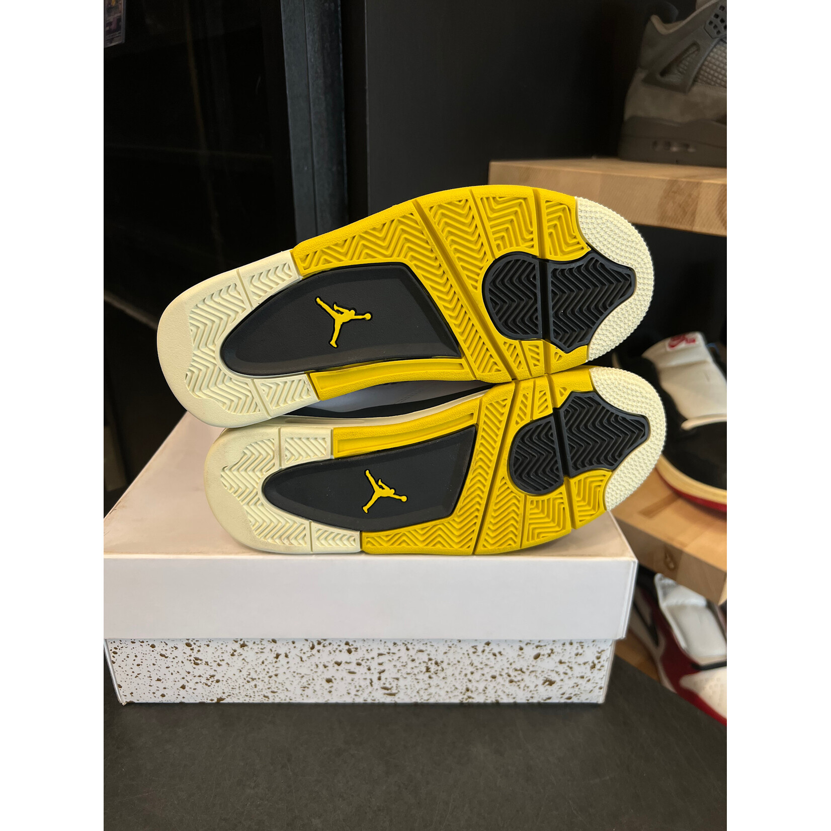 Jordan Jordan 4 Retro Vivid Sulfur (Women's) Size 7W, PREOWNED PADS TRIED ON