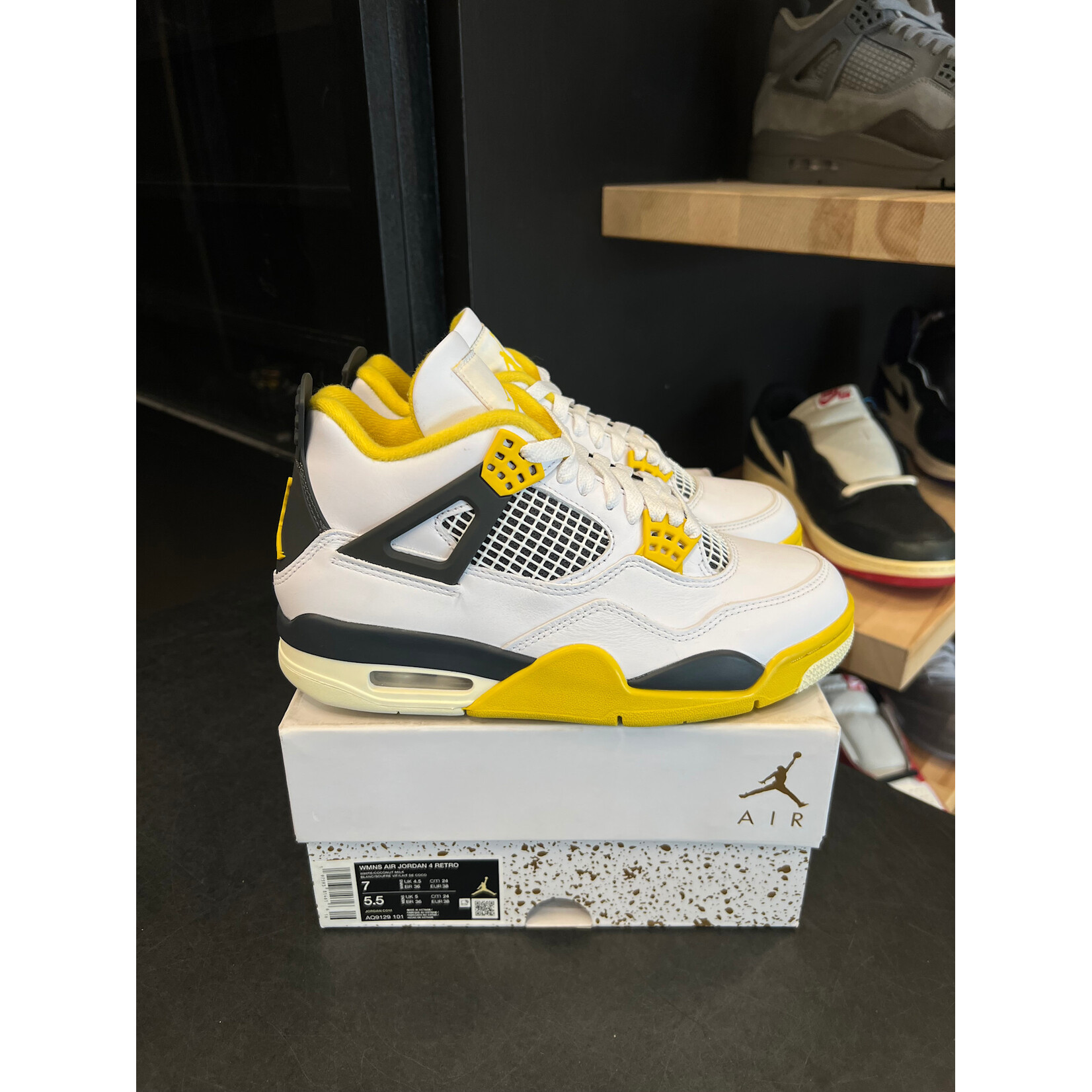 Jordan Jordan 4 Retro Vivid Sulfur (Women's) Size 7W, PREOWNED PADS TRIED ON