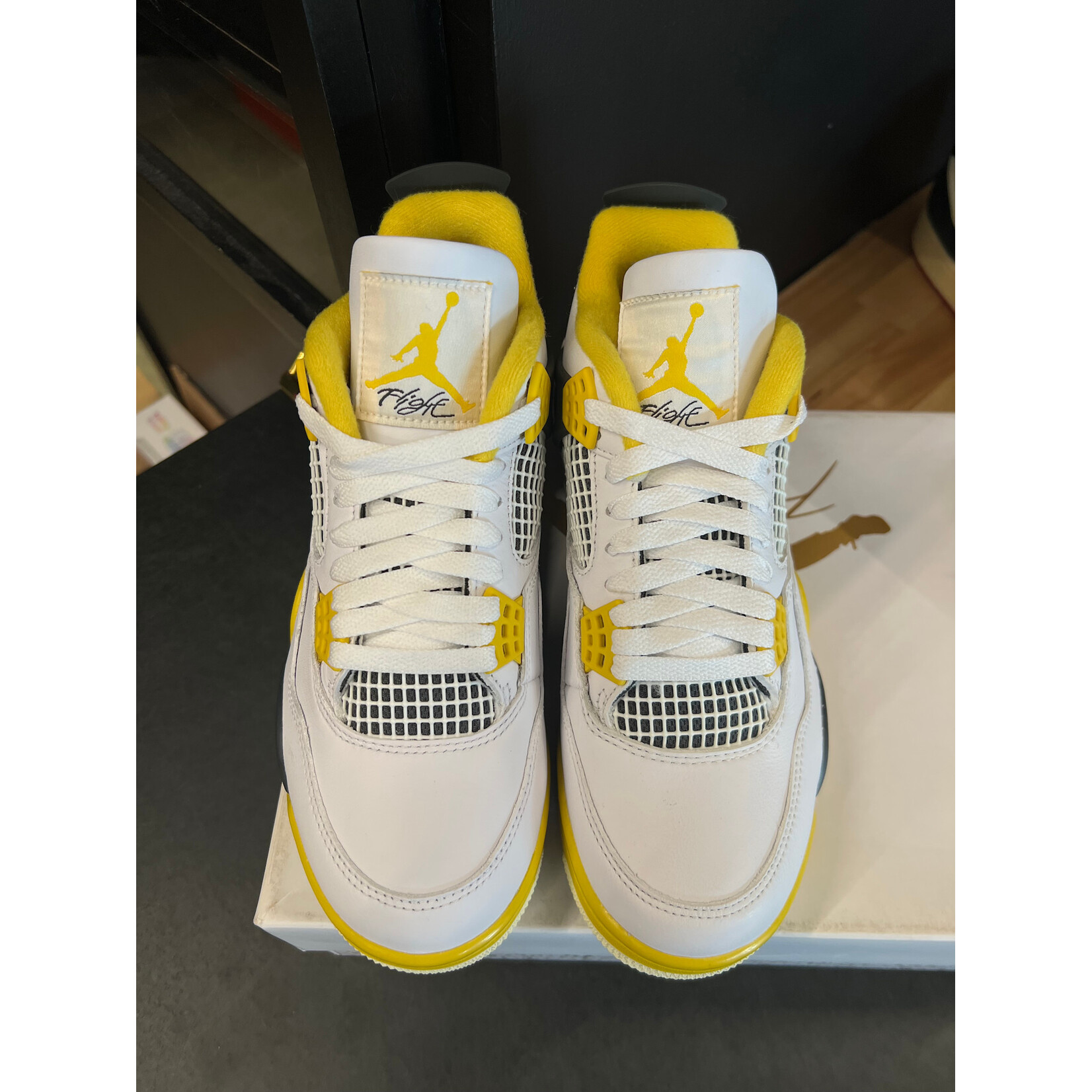 Jordan Jordan 4 Retro Vivid Sulfur (Women's) Size 7W, PREOWNED PADS TRIED ON