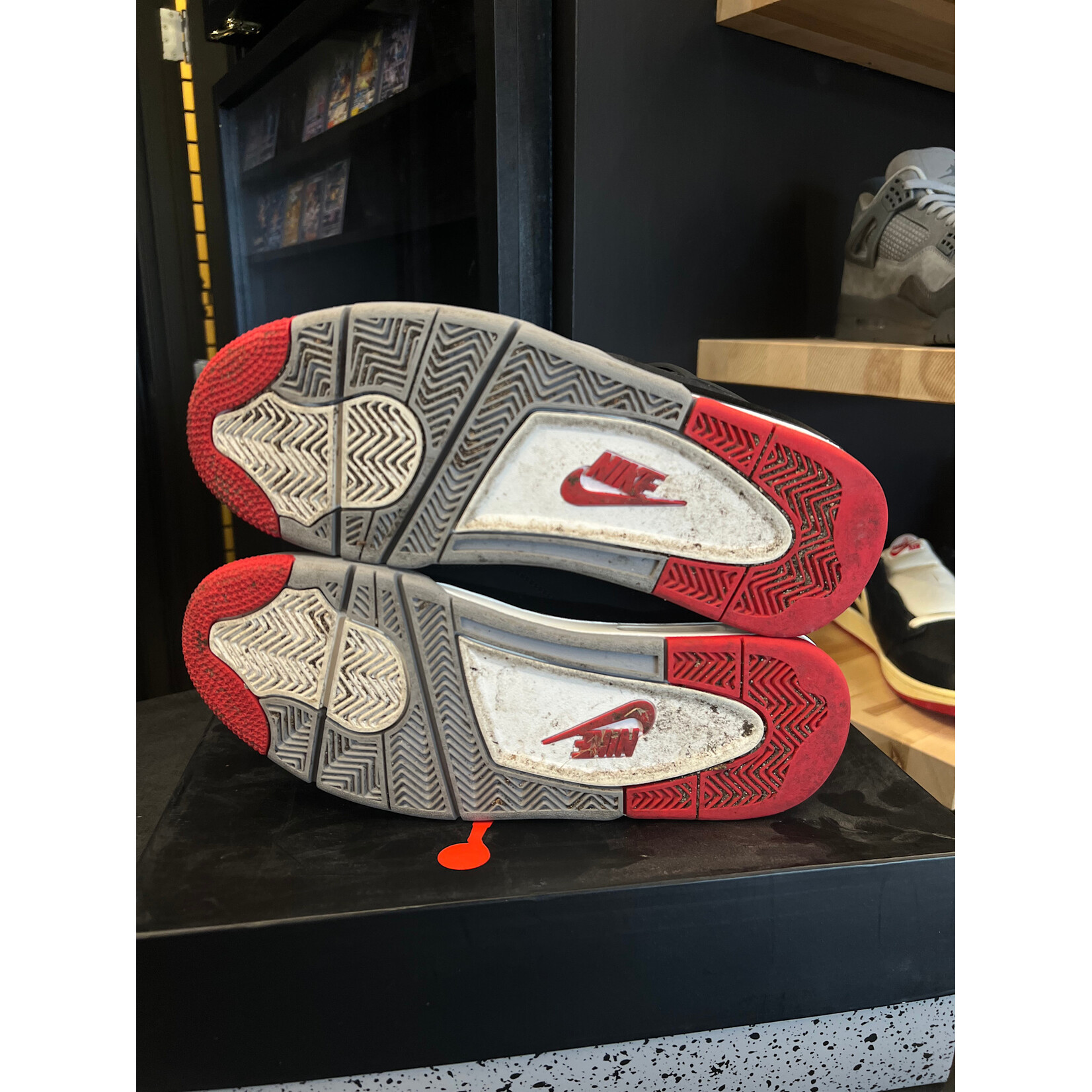 Jordan Jordan 4 Retro Bred (2019) Size 9, PREOWNED