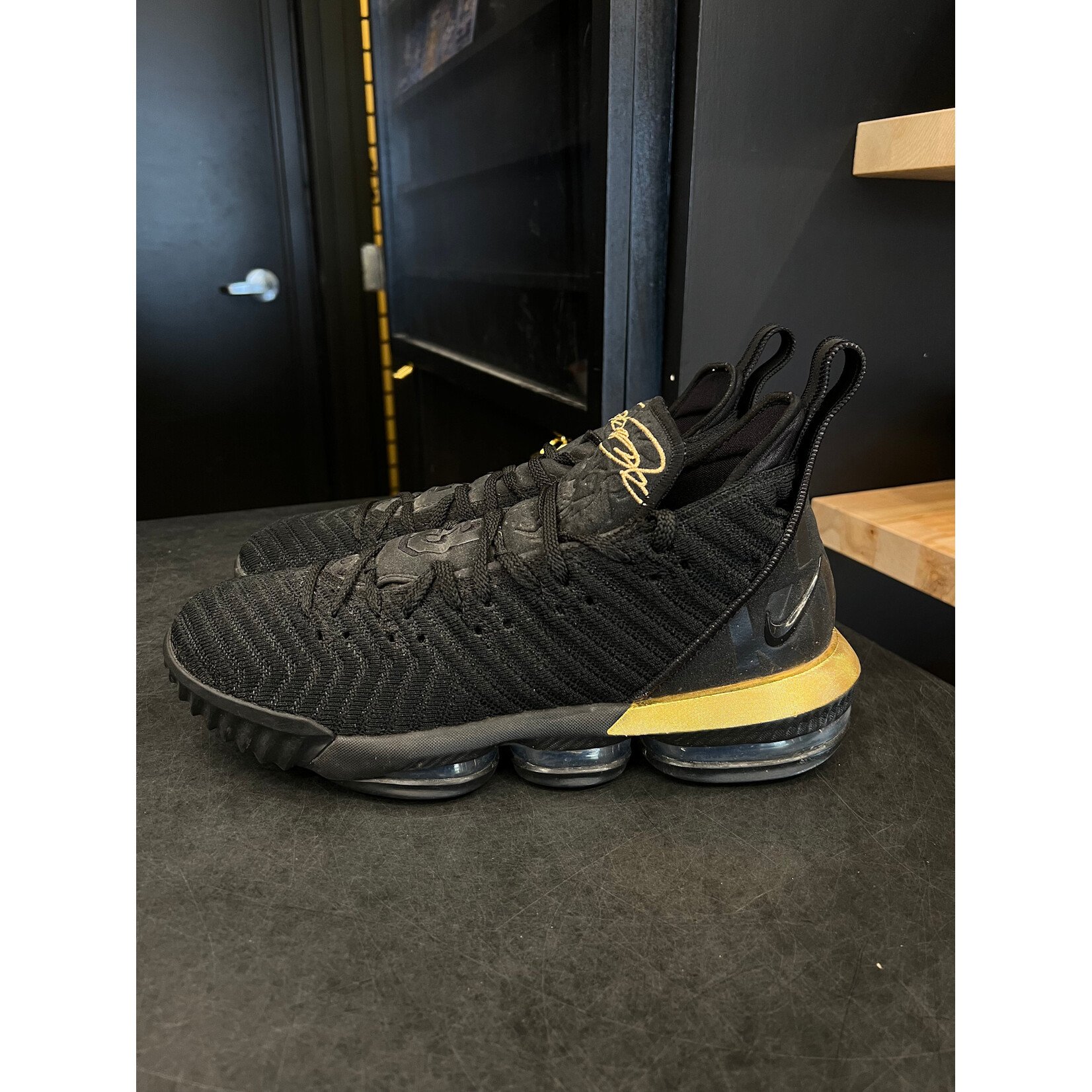 Nike Nike LeBron 16 I'm King Size 11, PREOWNED NO BOX