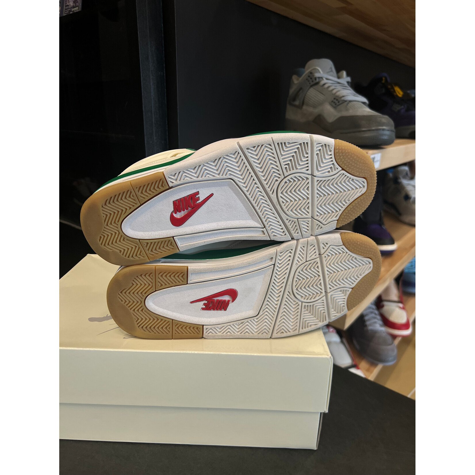 Jordan Jordan 4 Retro SB Pine Green Size 11, PREOWNED