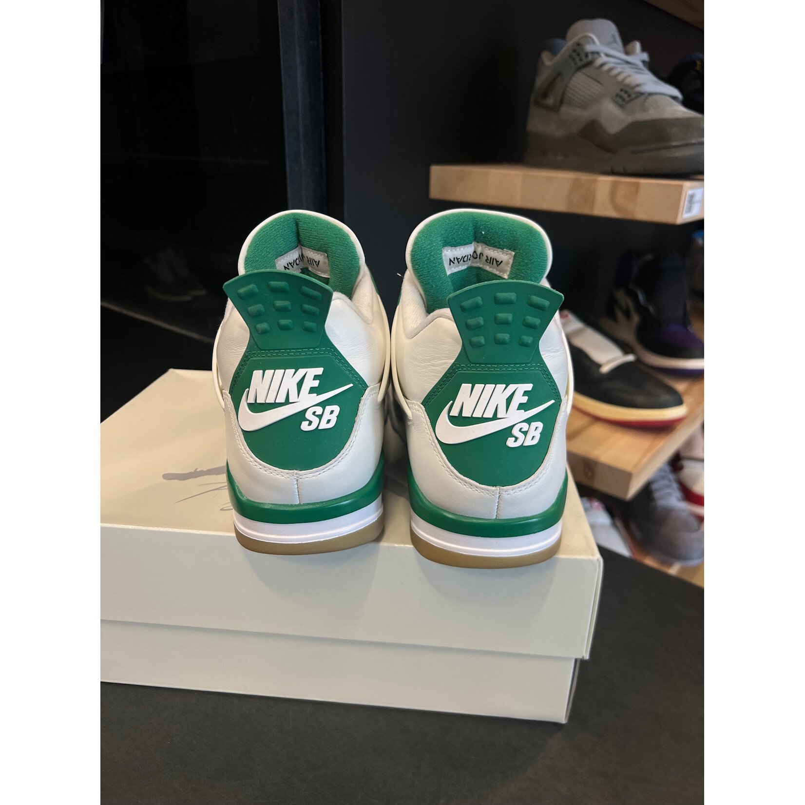 Jordan Jordan 4 Retro SB Pine Green Size 11, PREOWNED