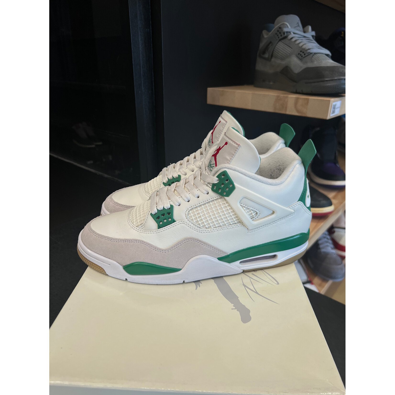 Jordan Jordan 4 Retro SB Pine Green Size 11, PREOWNED
