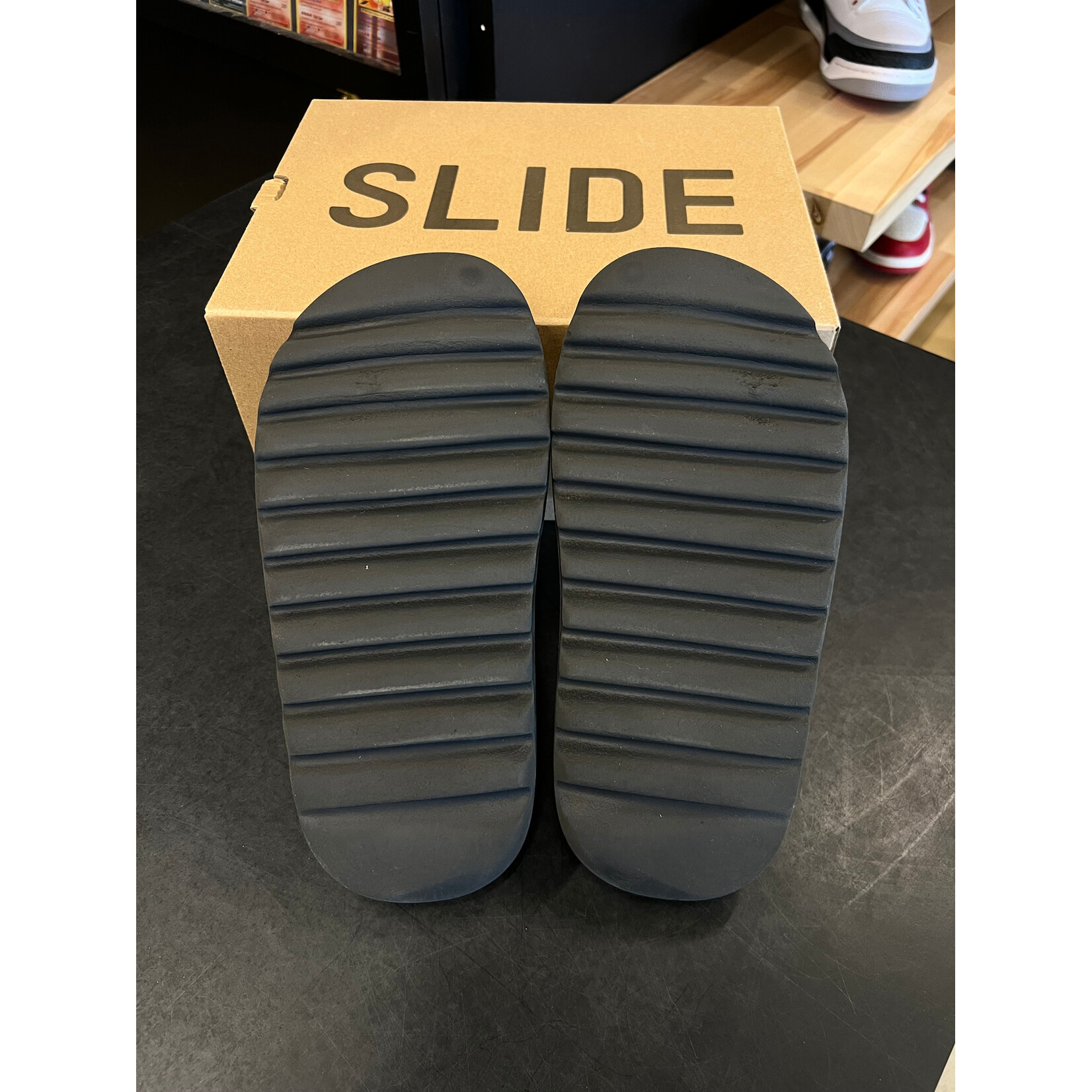 Adidas adidas Yeezy Slide Onyx Size 9, PREOWNED