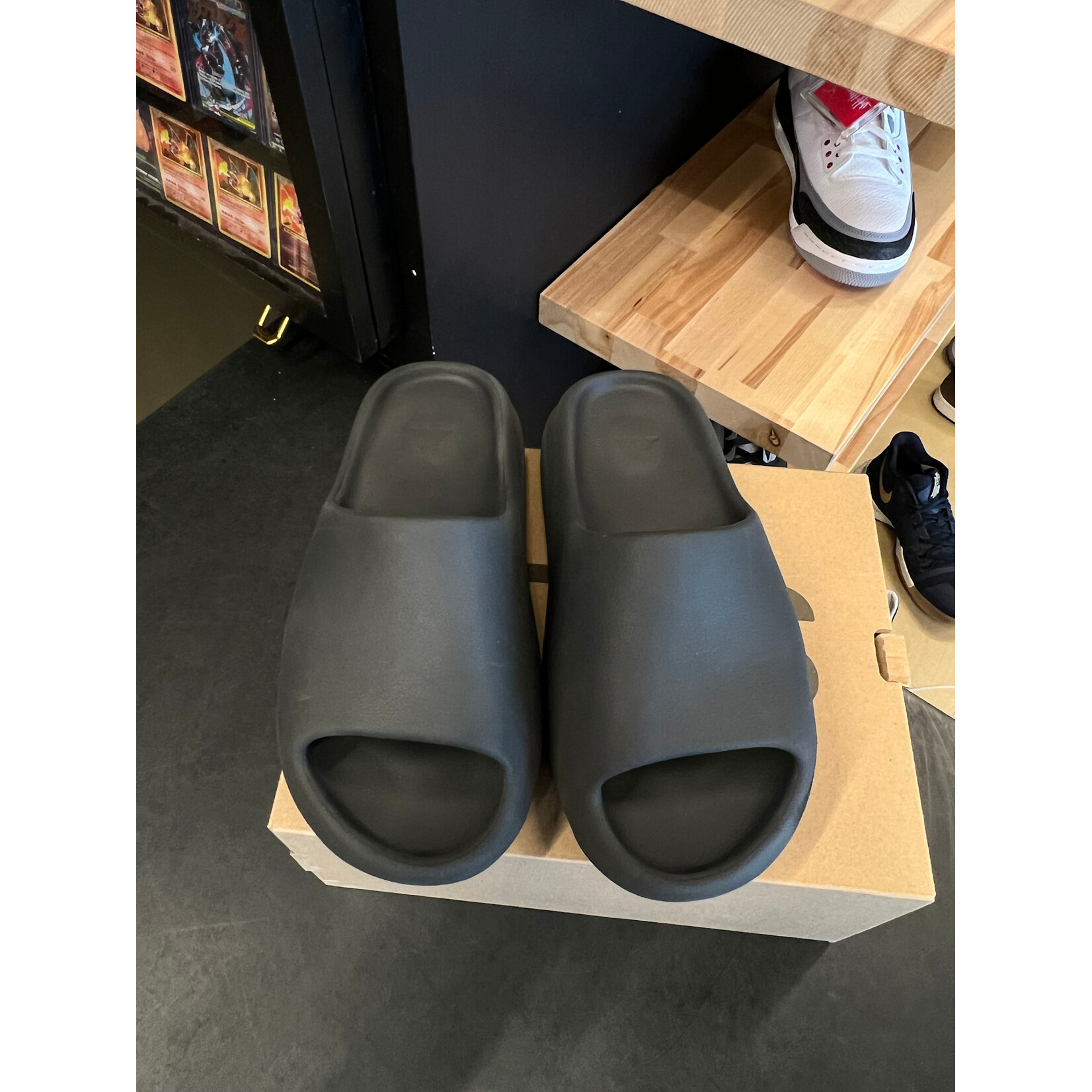 Adidas adidas Yeezy Slide Onyx Size 9, PREOWNED