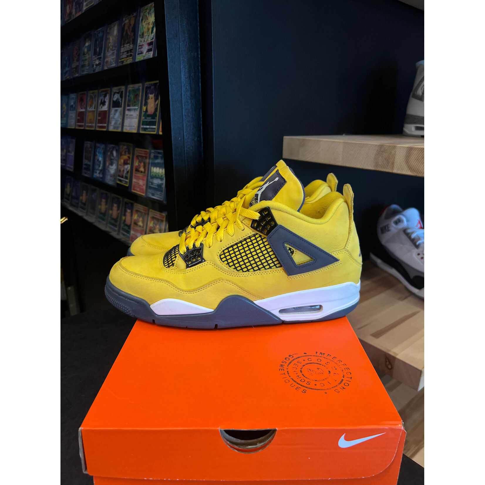 Jordan Jordan 4 Retro Lightning (2021) Size 10.5, PREOWNED