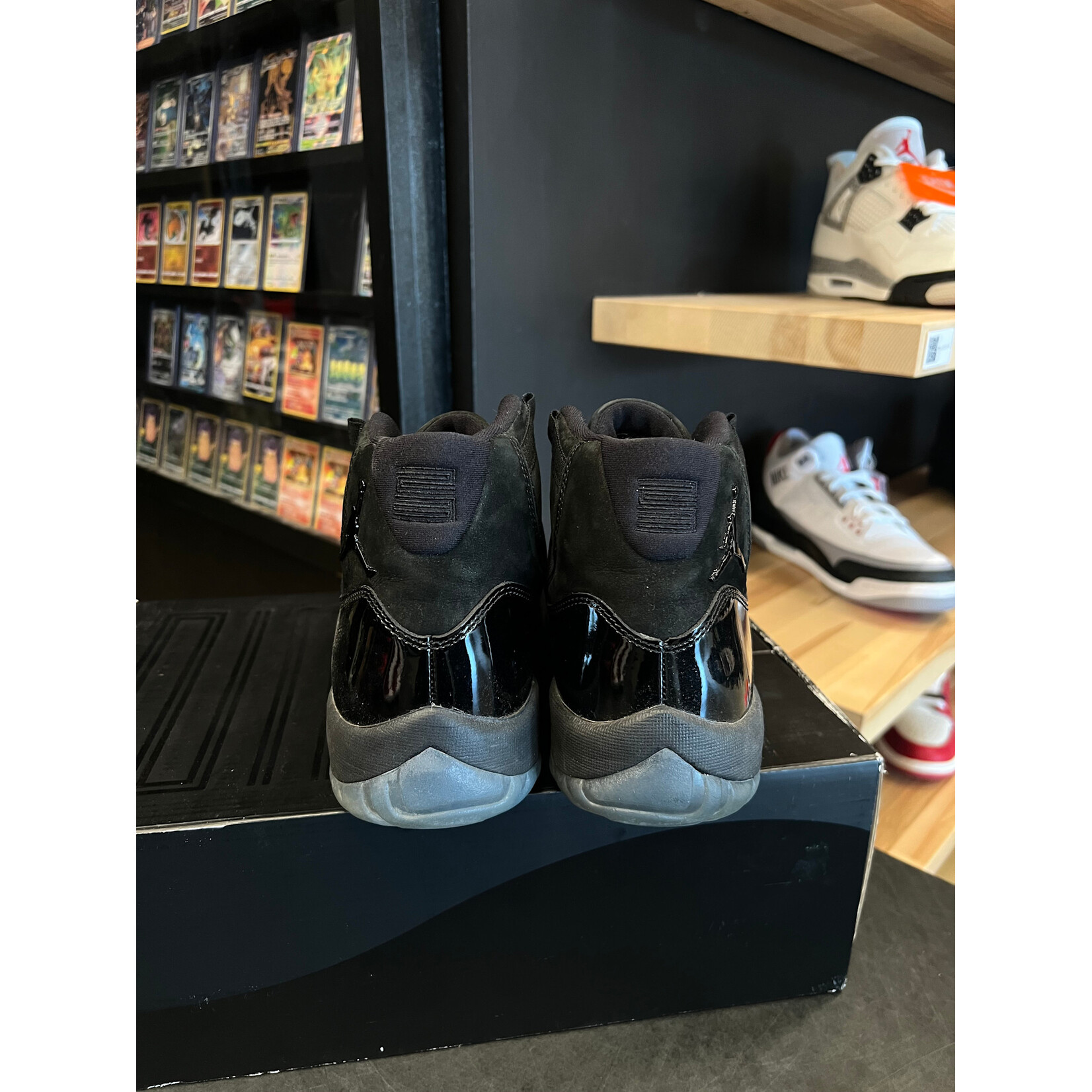Jordan Jordan 11 Retro Cap and Gown Size 10, PREOWNED