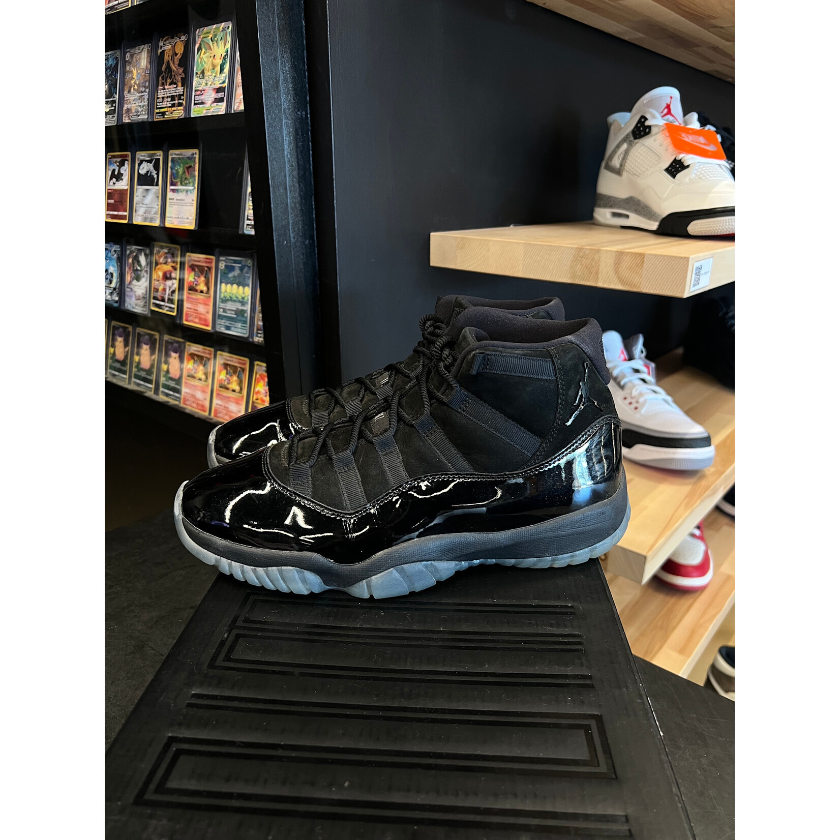 Jordan Jordan 11 Retro Cap and Gown Size 10, PREOWNED